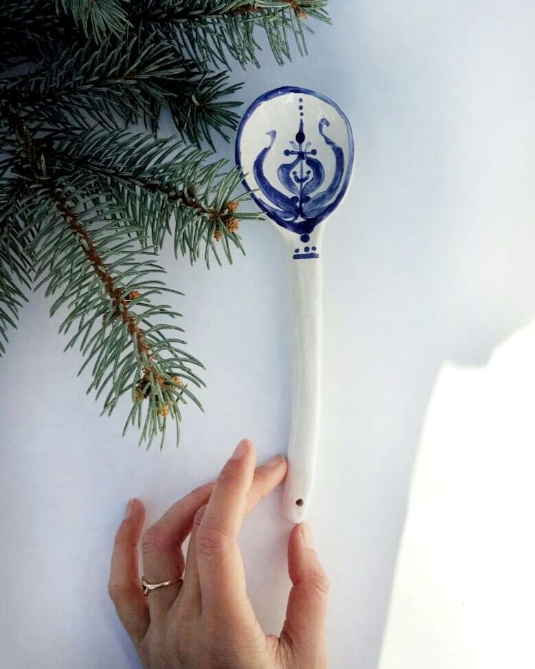 Довжина ложечки 22 см.  #ceramics #pottery #art #spoon #decor #madeinukraine #craft #handmade #ложка #розпись #розпис #кераміка #ручнаяработа #декордлядома #купуйукраїнське #кухня — авторський виріб ручної роботи з гутного скла / порцеляни, майстерня Jane and Mery