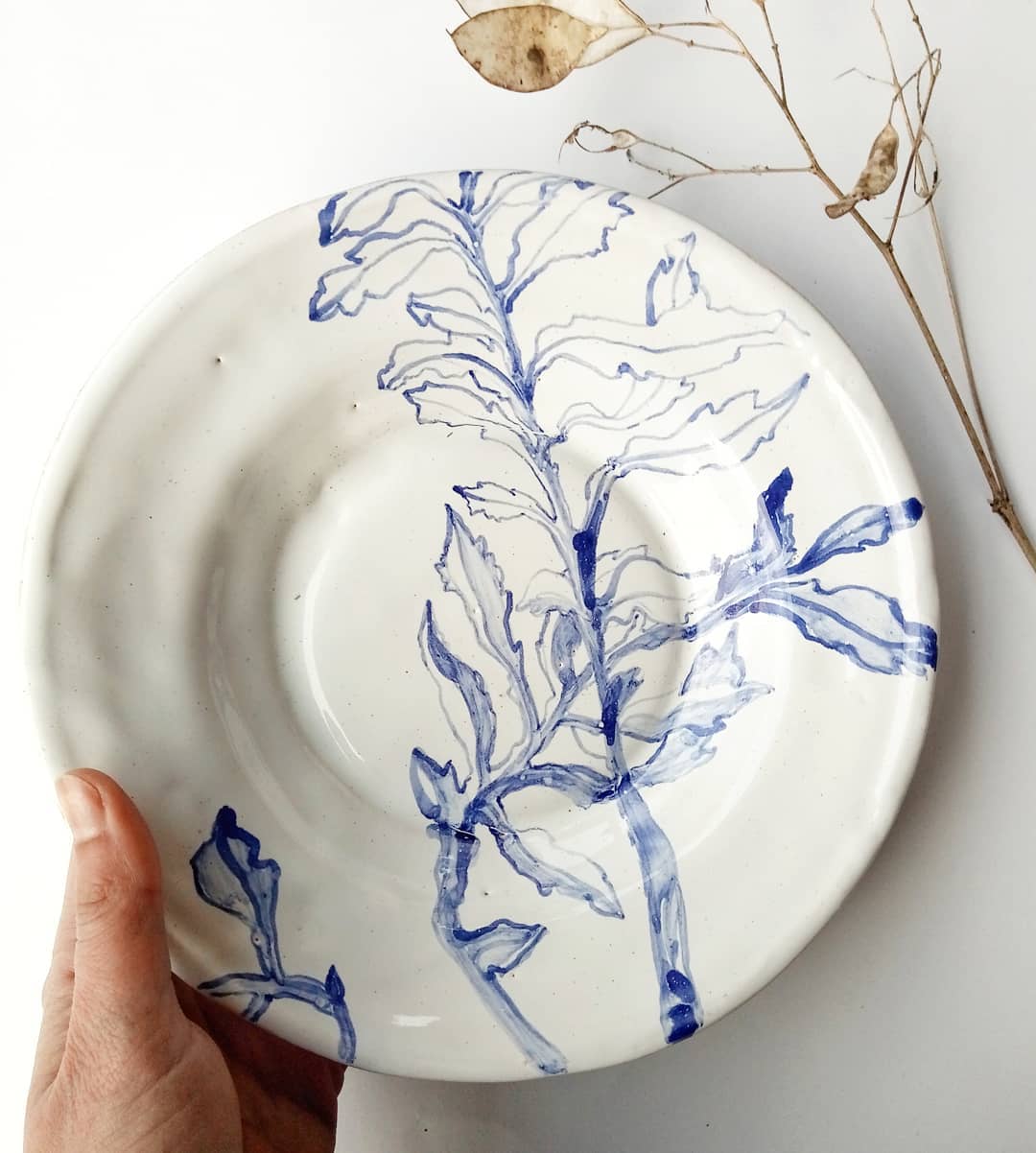 Розмір 25см.  #ceramictableware #ceramics #pottery #table #plate #present #decor #leaf #craft #handmade #art #кераміка #тарелка #посуд #розпис #ручнаяработа #купуйукраїнське #глина #декор — авторський виріб ручної роботи з гутного скла / порцеляни, майстерня Jane and Mery