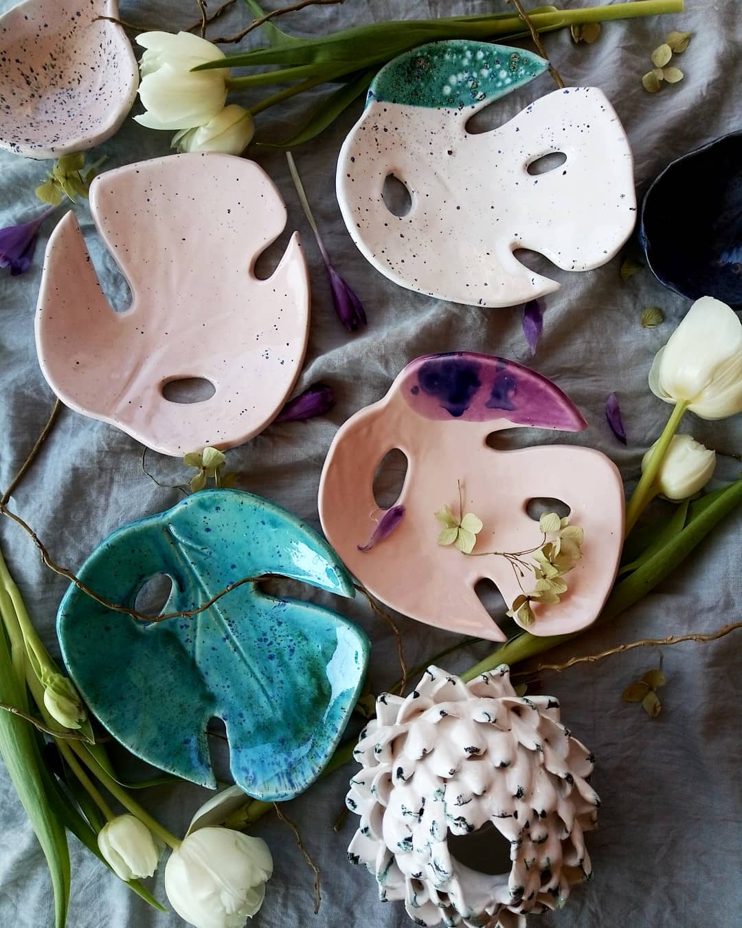 Маленькі монстери, розмір 17×18. Та артишок ваза продана.  #ceramictableware #ceramics #potteryart #pottery #art #table #plate #leafs #craft #handmade #decoration #artishok #кераміка #подставка #тарілки #монстера #декор #листья #артишок #ручнаяработа — авторський виріб ручної роботи з гутного скла / порцеляни, майстерня Jane and Mery