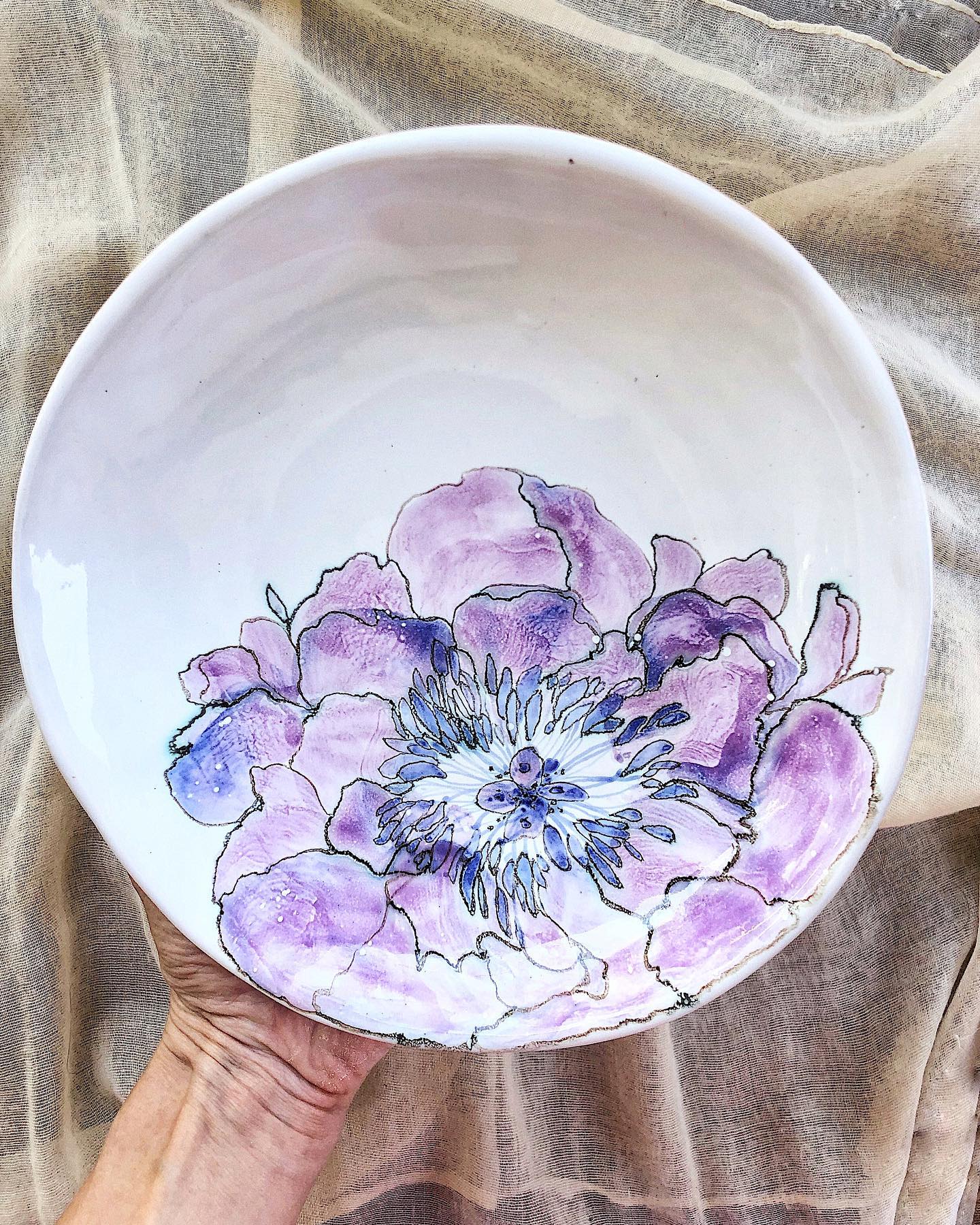 Глибока тарілка з піоном діаметр 23 см.  Вартість 430 грн.  #potterydesign #loveceramic #керамикаукраина #ceramics #handmade #craft #pottery #plate #розпис #піон #кераміка — авторський виріб ручної роботи з гутного скла / порцеляни, майстерня Jane and Mery