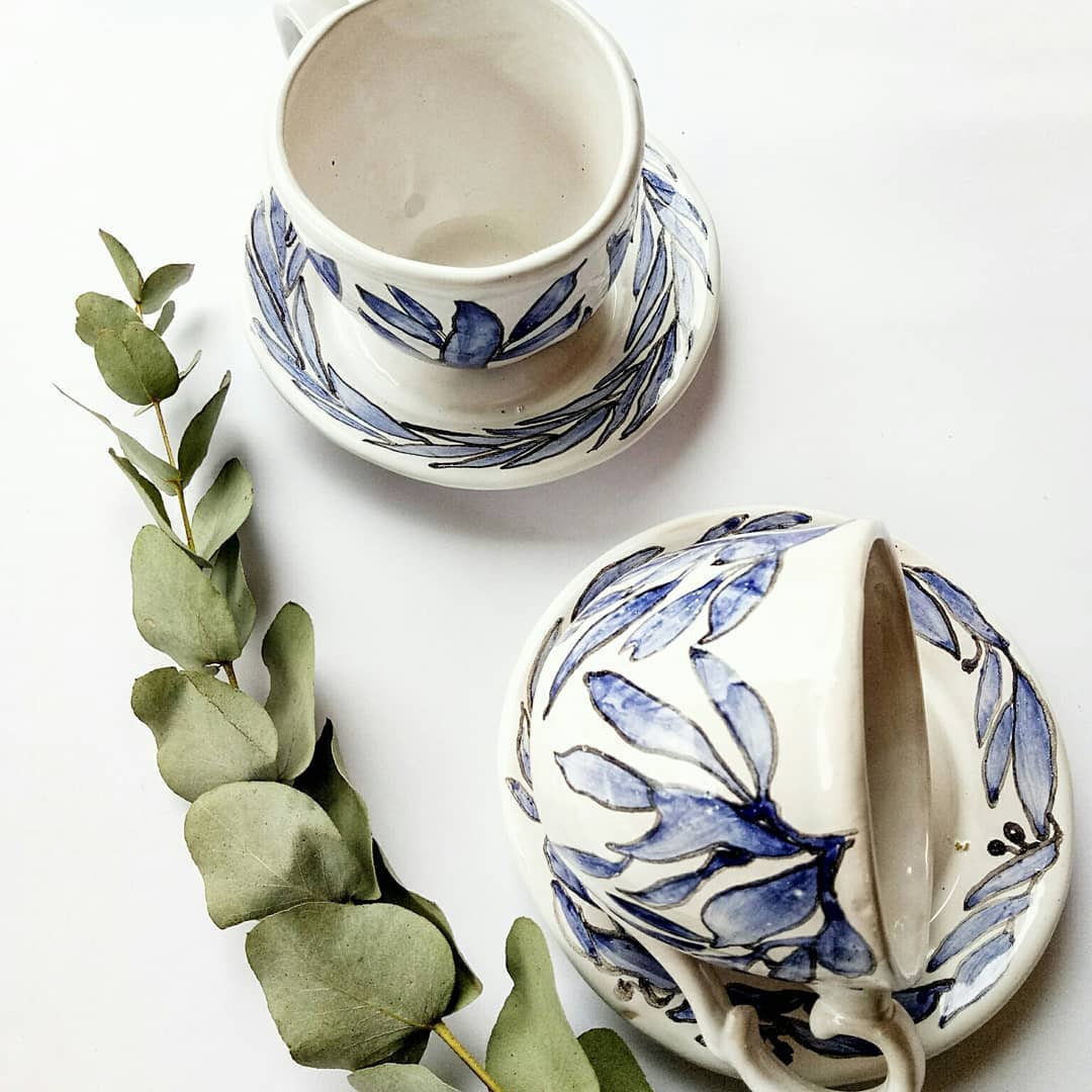 Кружечки об'ємом 200мл. Тарілочки 13см.  #potteryart #pottery #art #cup #cups #coffeecup #handmade #craft #clay #paintingart #loveceramics #leaf #madeinua #кераміка #посуд #кружки #горнятка #чашки #кава #листки #евкаліпт #розпись #ручнаяработа #купуйукраїнське #декор #арт — авторський виріб ручної роботи з гутного скла / порцеляни, майстерня Jane and Mery