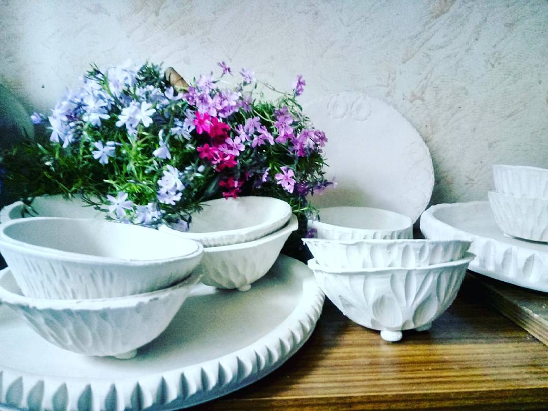 В очікуванні випалу#ceramics #clay #pottery #art #kitchen #table #plate #decor #flowers #handmade #home #homesweethome #homedecor #janeandmery #кераміка #глина #арт #декор #посуд #процес #тарілки — авторський виріб ручної роботи з гутного скла / порцеляни, майстерня Jane and Mery