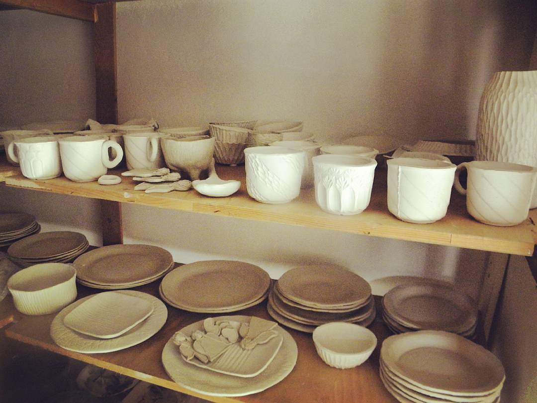 Чекають.... #ceramics #clay #pottery #art #janeandmery #craft #handmade #handceramics #decor #home #кераміка #арт #процес #глина #посуд — авторський виріб ручної роботи з гутного скла / порцеляни, майстерня Jane and Mery