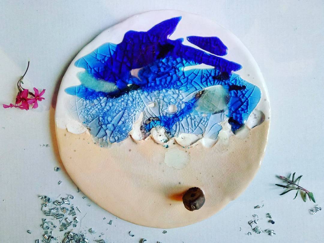 В таку спеку так хочеться на море. Тарілочка для дрібниць. .  #ceramics #clay #pottery #art #table #plate #instapottery #decor #homesweethome #homedecor #home #handmade #craft #handceramics #loveceramic #madeinukraine #sea #janeandmery #внаявності #кераміка #глина #тарілка #море #берег #скло #декор #арт — авторський виріб ручної роботи з гутного скла / порцеляни, майстерня Jane and Mery