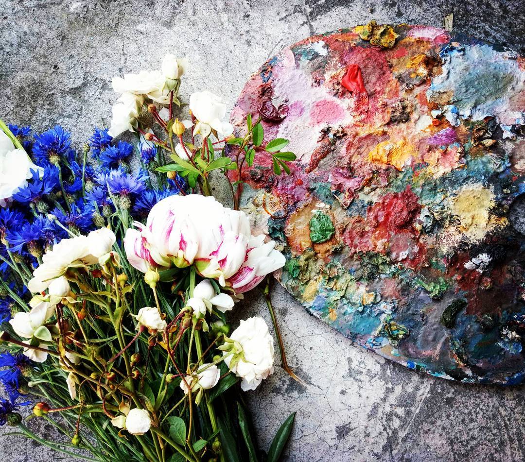 Натхнення #pion #paintingoftheday #paint #art #flowers #натхнення #палітра #піони #квіти #колір — авторський виріб ручної роботи з гутного скла / порцеляни, майстерня Jane and Mery