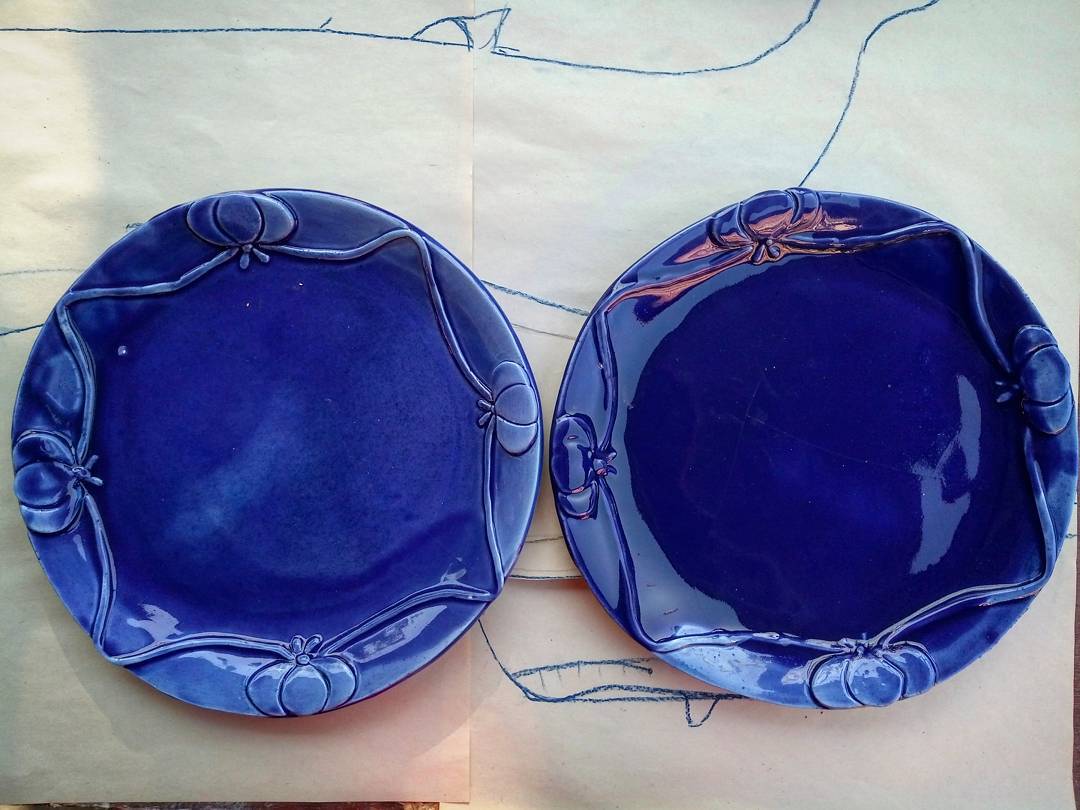 Незавжди все ідеально #ceramics #clay #pottery #janeandmery #plate #table #kitchen #decor #home #homesweethome #homedecor #art #craft #madeinukraine #handmade #cobalt #кераміка #глина #посуд #тарілки #тарелки #декор #декордлядома #ручналіпка #арт — авторський виріб ручної роботи з гутного скла / порцеляни, майстерня Jane and Mery