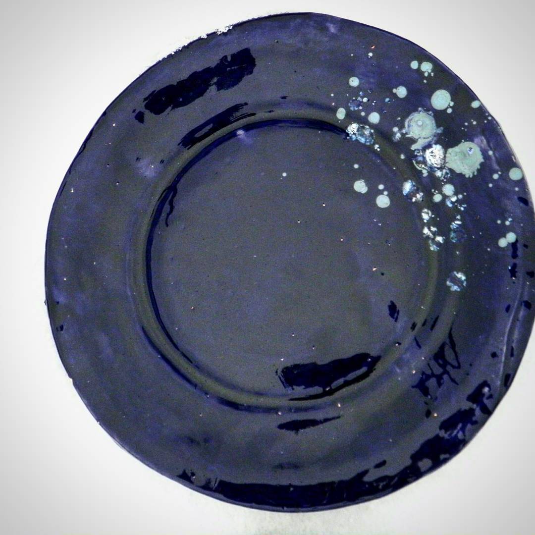 Космічна тарілка #ceramics #clay #pottery #instapottery #craft #handmade #handceramics #table #plate #art #decor #home #homesweethome #homedecor #janeandmery #madeinukraine #kitchen #кераміка #глина #посуд #посуда #ручналіпка #тарілка #декор #декордлядома #арт #космос #купуйукраїнське — авторський виріб ручної роботи з гутного скла / порцеляни, майстерня Jane and Mery