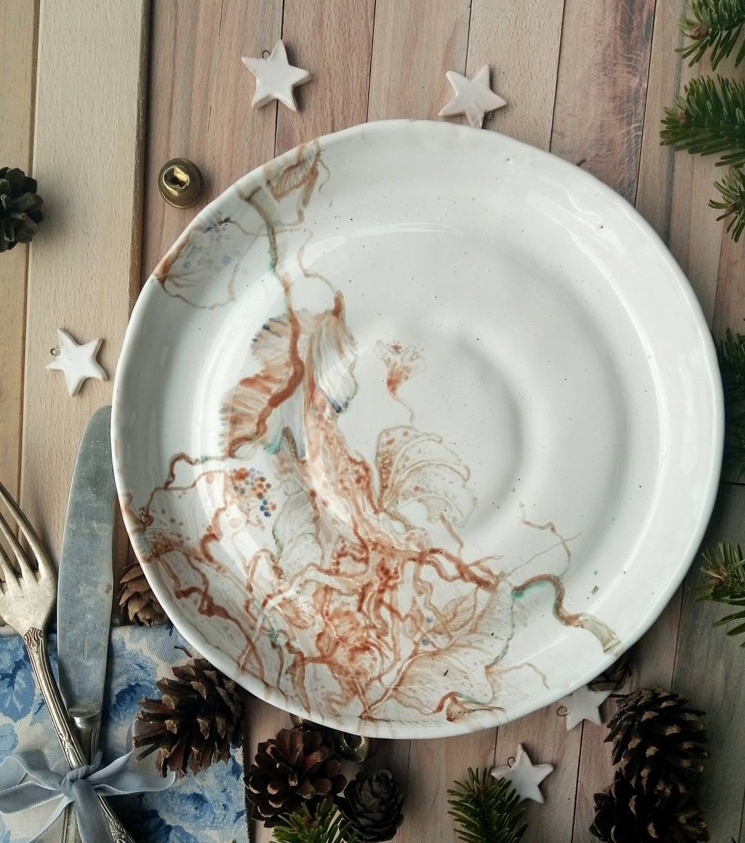 Діаметр 25 см. #внаявності_jm #ceramictableware #ceramics #pottery #table #plate #kitchen #art #decor #homedecor #craft #handmade #кераміка #посуд #глазурь #тарілка #розпис #розпись #тарелка #ручнаяработа #арт #декор #декордлядома #купуйукраїнське — авторський виріб ручної роботи з гутного скла / порцеляни, майстерня Jane and Mery