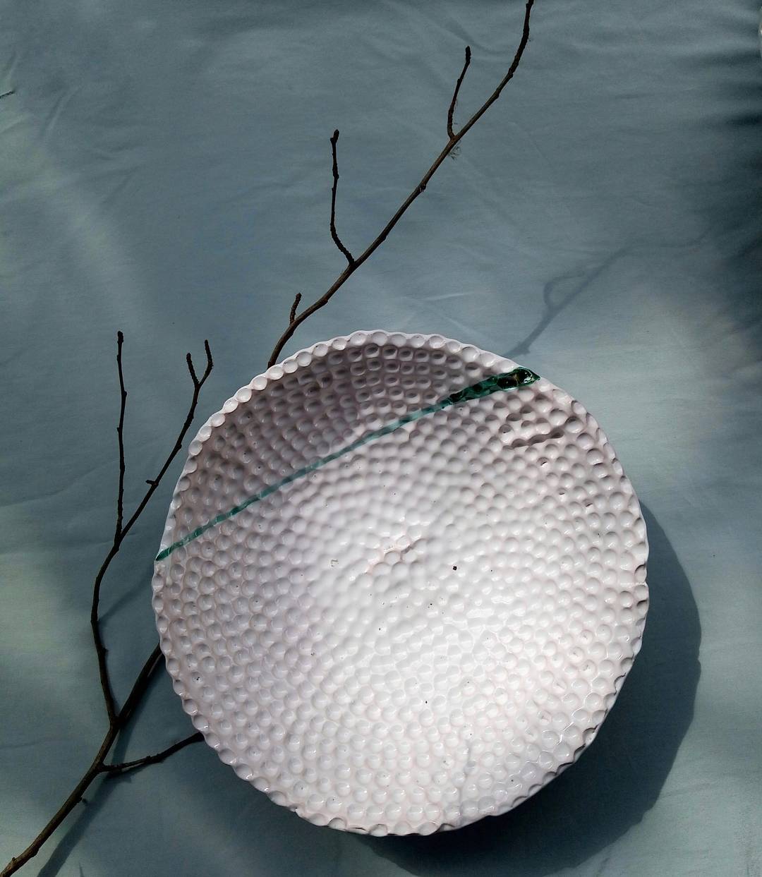 Розмір 23 #ceramics #clay #pottery #home #homedecor #homesweethome #craft #handmade #decor #art #plate #table #kitchen #madeinukraine #loveceramic #instapottery #кераміка #керамика #глина #посуд #посуда #тарілка #декор #декордлядома #арт #купуйукраїнське #ручнаяработа — авторський виріб ручної роботи з гутного скла / порцеляни, майстерня Jane and Mery
