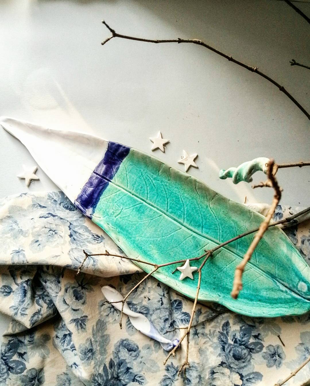 Тарілка листок,  розмір 45*14 #ceramictableware #ceramics #plate #table #leaf #decor #decoration #craft #handmade #pottery #art #loveceramic #кераміка #посуда #листок #тарілка #декор #декордлядома #арт #ручнаяработа — авторський виріб ручної роботи з гутного скла / порцеляни, майстерня Jane and Mery