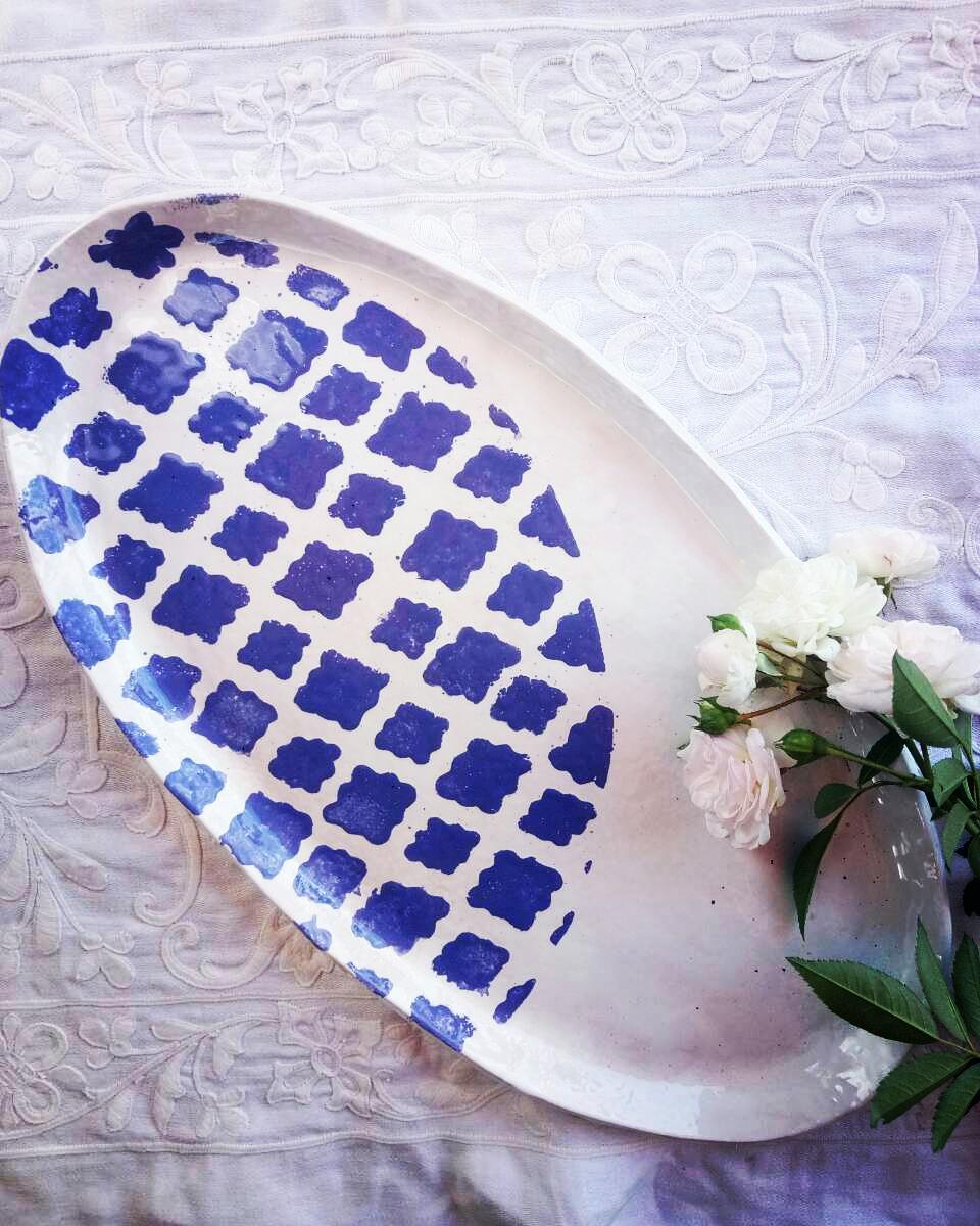 Розмір 19*35 #ceramics #clay #pottery #instapottery #table #plate #kitchen #homeceramicstore #homesweethome #homedecor #home #art #craft #handmade #madeinukraine #janeandmery #кераміка #глина #посуд #тарілка #ручналіпка #купуйукраїнське #декор #декордлядома #дизайн — авторський виріб ручної роботи з гутного скла / порцеляни, майстерня Jane and Mery