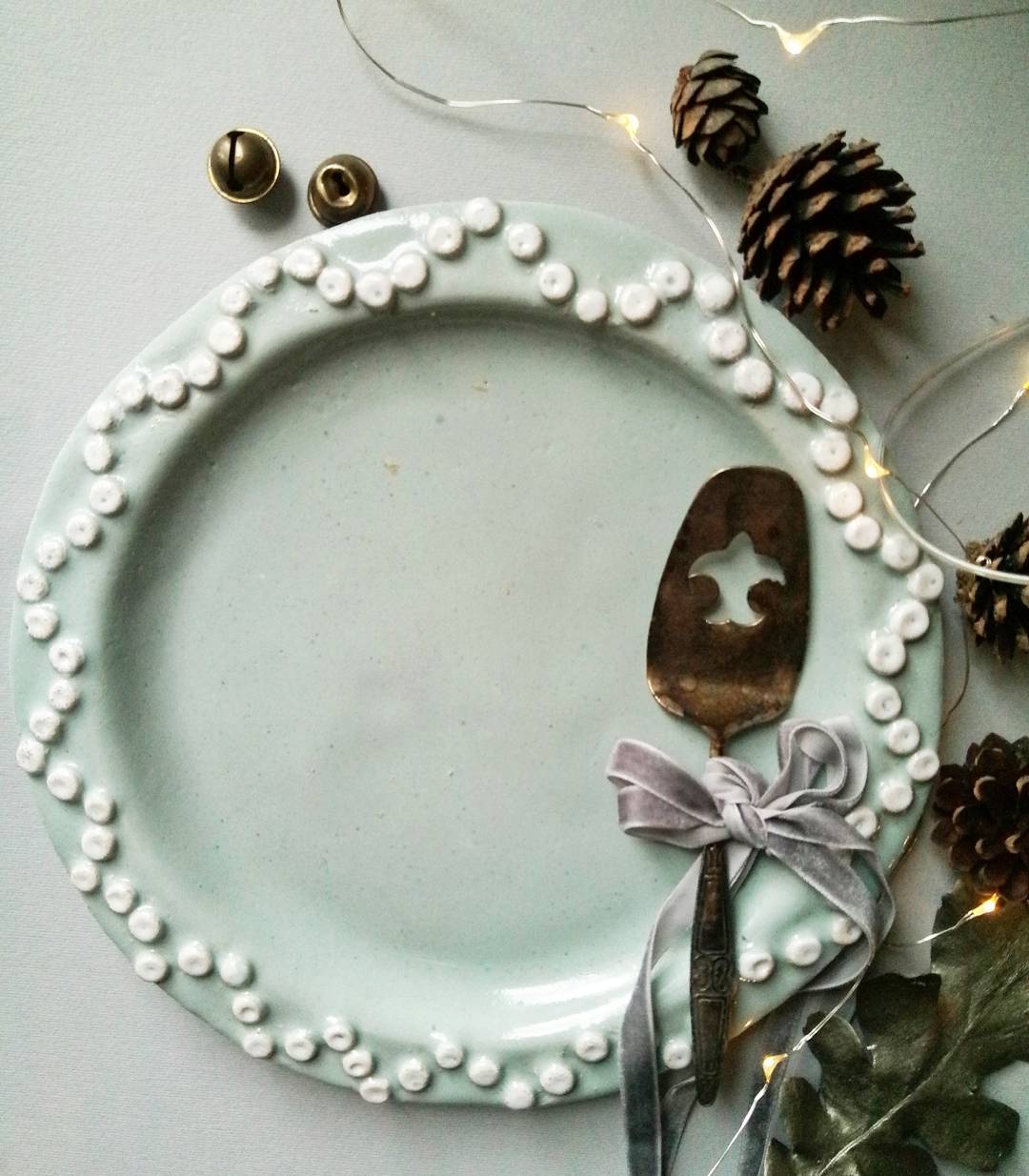 Розмір 24см.#внаявності_jm #ceramictableware #ceramics #table #plate #pottery #art #decor #kitchen #craft #handmade #madeinukraine #homedecor #кераміка #посуд #тарілка #декордлядома #декор #арт #ручнаяработа #купуйукраїнське — авторський виріб ручної роботи з гутного скла / порцеляни, майстерня Jane and Mery