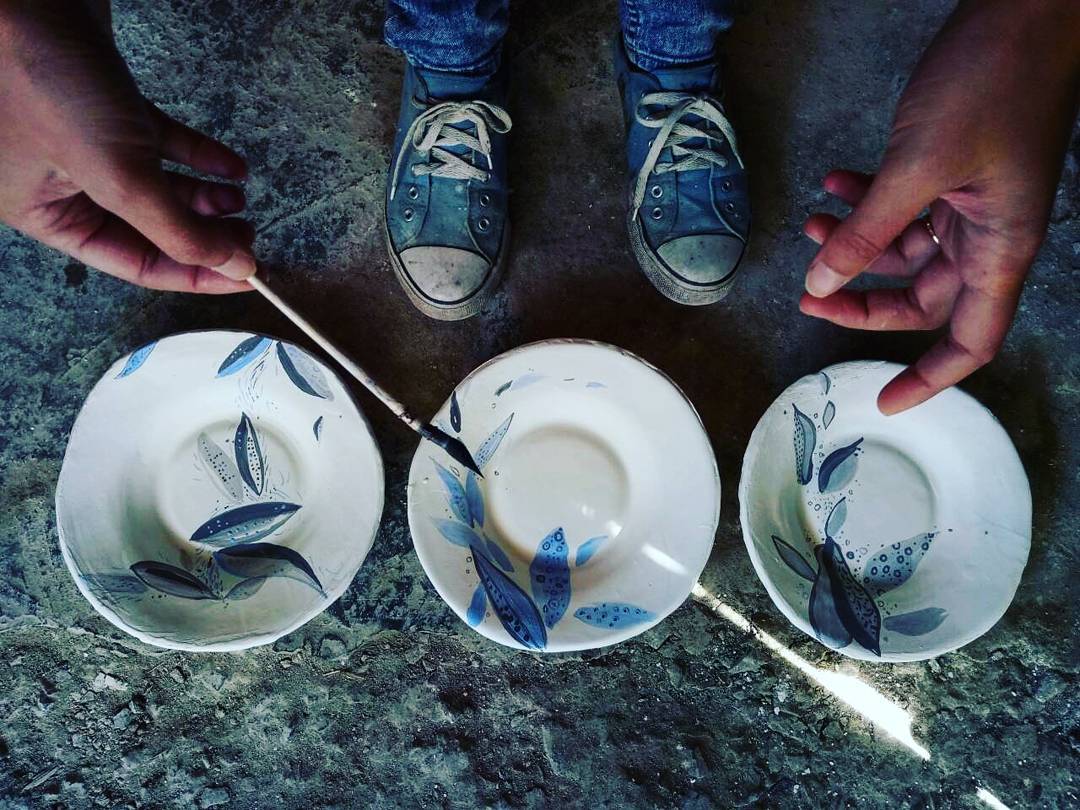 Ці тарілки скоро будуть в наявності  #ceramicsdesign #ceramics #clay #pottery #janeandmery #table #plate #paintingoftheday #paint #flowers #grafica #madeinukraine #craft #hand #handmade #home #homedecor #art #loveceramic #кераміка #глина #посуд #тарілки #розпись #розпис #ручнаробота #купуйукраїнське #декордлядома #декор #арт — авторський виріб ручної роботи з гутного скла / порцеляни, майстерня Jane and Mery
