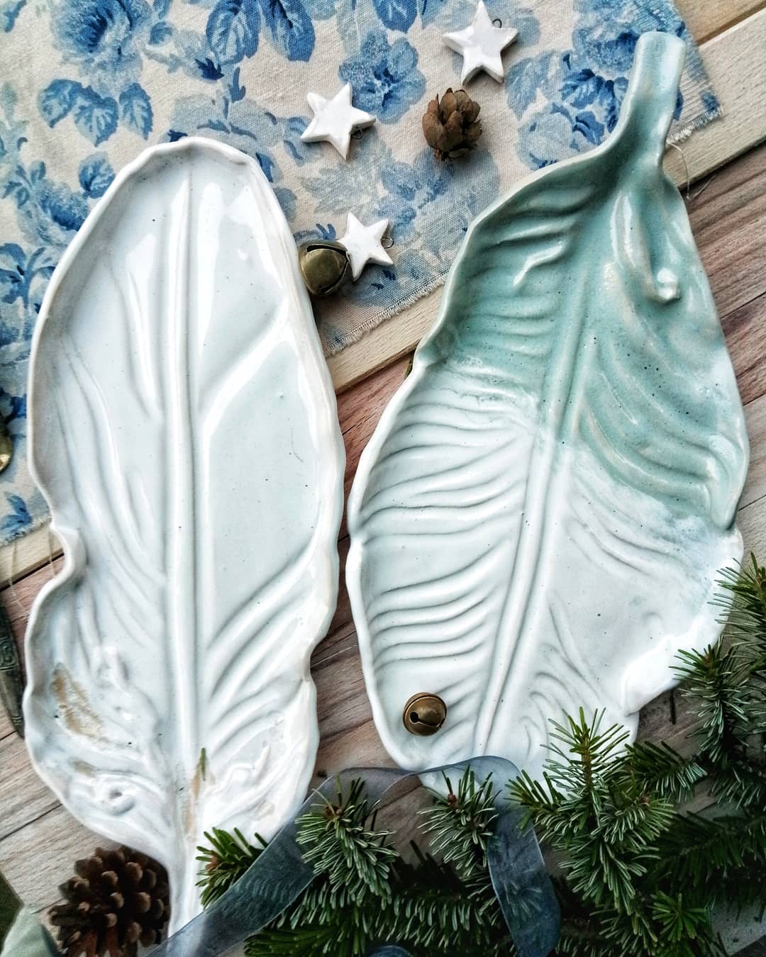 Тарілки розмір біла 29*12. Біла з небесним 28×15 ціна 250. #ceramictableware #ceramics #pottery #art #table #plate #decor #homesweethome #craft #handmade #ceramictableware #тарілки #посуд #подставка #ручнаяработа #купуйукраїнське #арт — авторський виріб ручної роботи з гутного скла / порцеляни, майстерня Jane and Mery