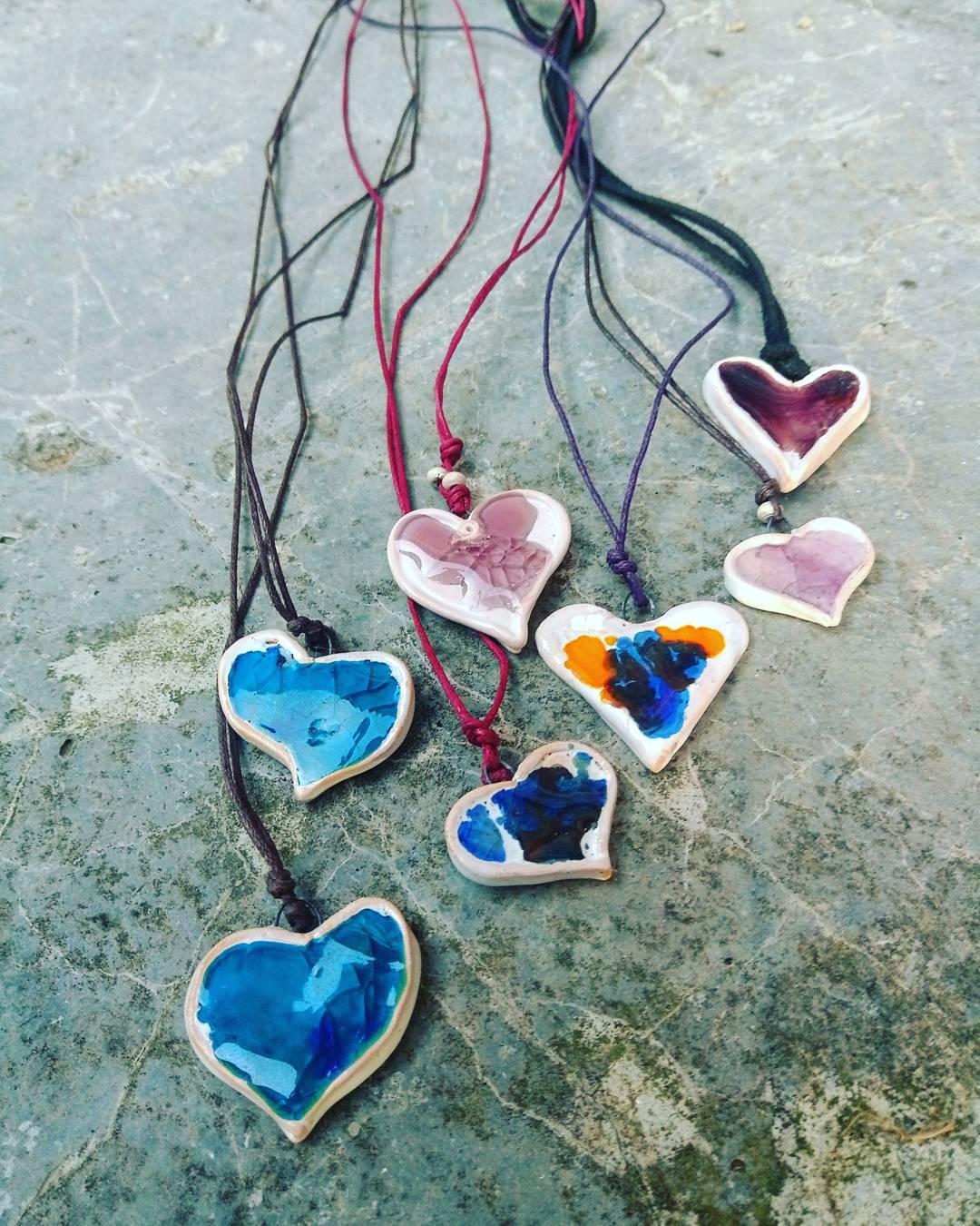 Підвіски #ceramics #clay #pottery #janeandmery #heards #jewerly #handmade #craft #art #madeinukraine #loveceramic #кераміка #глина #підвіски #сердечка #прикраси #скло #ручналіпка #дрібнички — авторський виріб ручної роботи з гутного скла / порцеляни, майстерня Jane and Mery