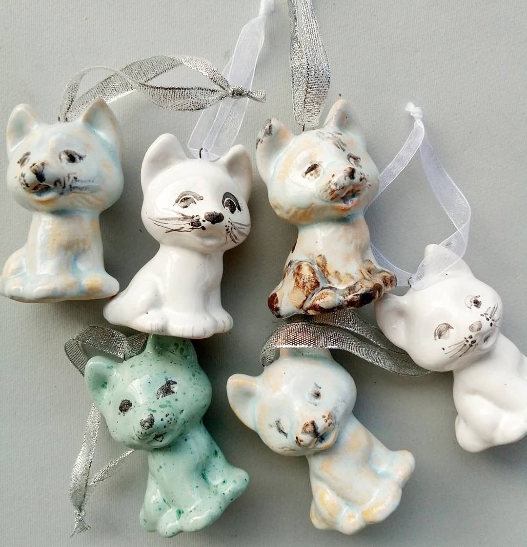 Нехай символ року принесе всім добра та затишку #ceramics #pottery #art #decor #newyeardecoration #decoration #handmade #craft #cristmas #cristmasdecor #dogs #loveceramic #madeinukraine #кераміка #декор #декордлядома #новорічнийдекор #новогоднийдекор #символгода2018 #собака #песики #купуйукраїнське #ручнаяработа — авторський виріб ручної роботи з гутного скла / порцеляни, майстерня Jane and Mery