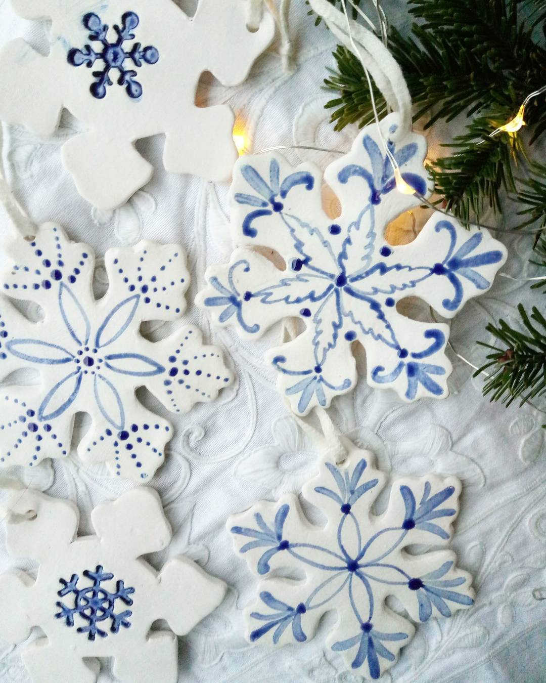 #ceramics #pottery #decor #newyeardecoration #cristmas #clay #craft #handmade #decoration #snowflake #кераміка #снежинки #декордлядома #декор #новорічнийдекор #новогоднийдекор #арт #ручнаяработа #розпись — Декор та прикраси ручної роботи, майстерня Jane and Mery