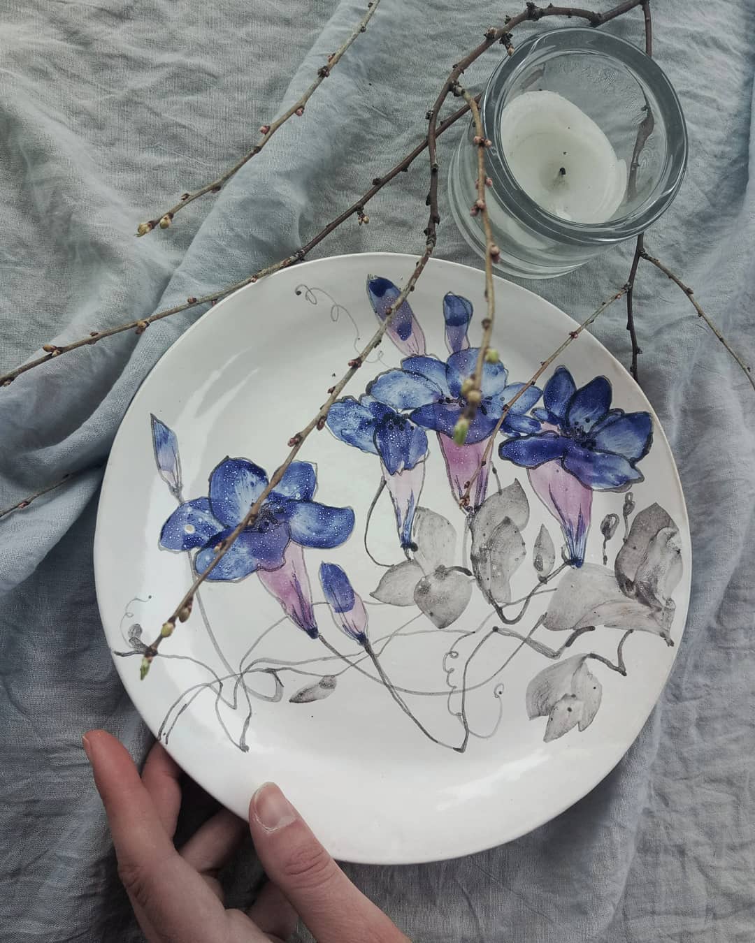 Розмір 23см  #внаявності_jm #ceramictableware #ceramics #potteryart #pottery #art #decor #decoration #table #plate #flowers #spring #kitchen #homedecor #handmade #craft #clay #кераміка #глина #посуд #тарелка #тарілка #розпис #квіти #весна #вюнок #арт — авторський виріб ручної роботи з гутного скла / порцеляни, майстерня Jane and Mery