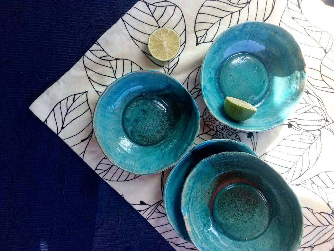 Розмір 16см. Ємність 550мл. #ceramics #clay #pottery #janeandmery #plate #table #ceramicsdesign #handmade #handceramics #kitchen #homesweethome #home #homedecor #craft #madeinukraine #tiffany #art #decor #кераміка #глина #посуд #тарілки #мисочки #декор #декордлядома #купуйукраїнське — авторський виріб ручної роботи з гутного скла / порцеляни, майстерня Jane and Mery