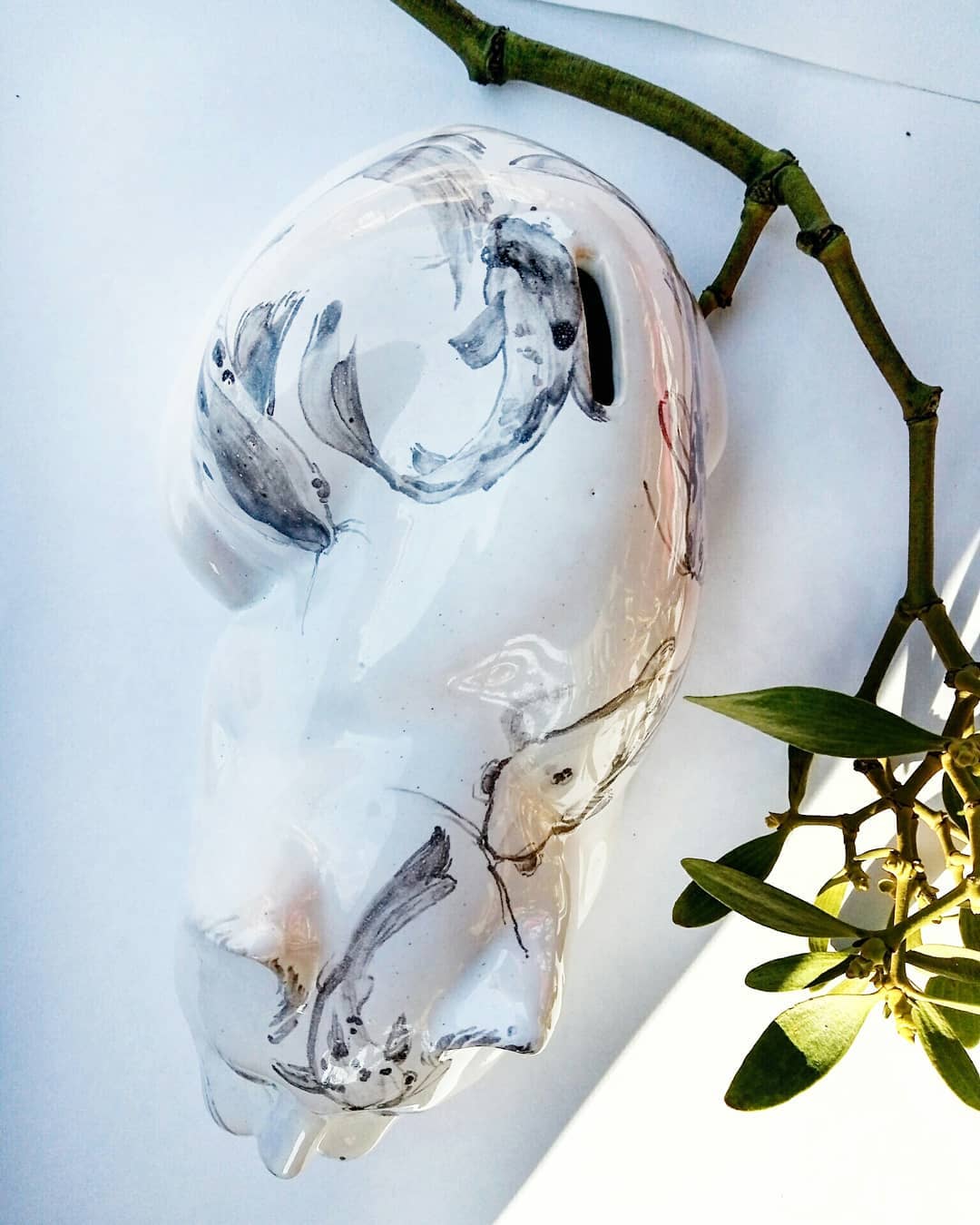 Котик-копілка з розписом. Розмір 25×14.#внаявності_jm #ceramics #cat #ceramicscat #manybox #fish #handmade #pottery #art #decor #decoration #madeinukraine #craft #present #кераміка #глина #розпис #котик #копілка #рибки #ручнаяработа #декор #декордлядома #купуйукраїнське #арт — авторський виріб ручної роботи з гутного скла / порцеляни, майстерня Jane and Mery