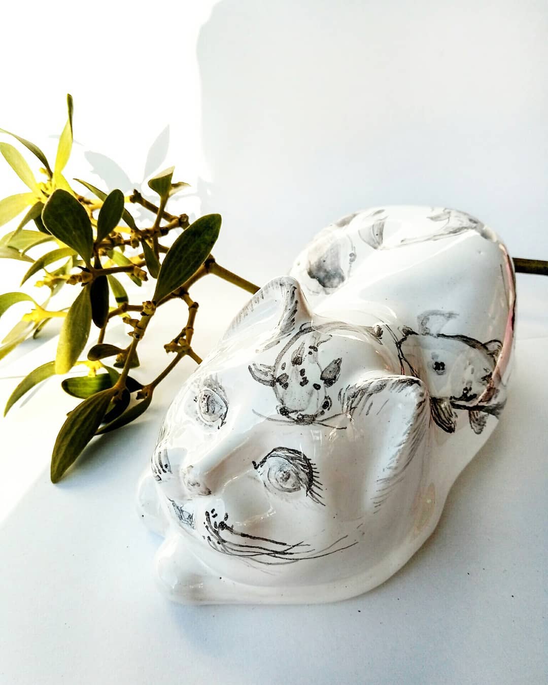 Котик-копілка з розписом. Розмір 25×14.#внаявності_jm #ceramics #cat #ceramicscat #manybox #fish #handmade #pottery #art #decor #decoration #madeinukraine #craft #present #кераміка #глина #розпис #котик #копілка #рибки #ручнаяработа #декор #декордлядома #купуйукраїнське #арт — додатковий ракурс 2, ручна робота майстерні Jane and Mery