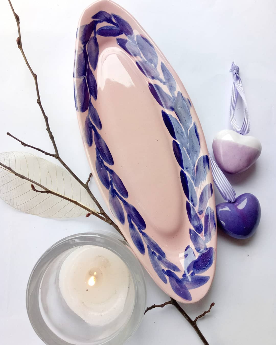 Розмір тарілки 29×11.  #clay #ceramictableware #ceramics #plate #table #handmade #craft #potteryart #pottery #hearts #heart #decoration #кераміка #тарілка #кухня #ручнаяработа #розпись #сердечка #серце — авторський виріб ручної роботи з гутного скла / порцеляни, майстерня Jane and Mery