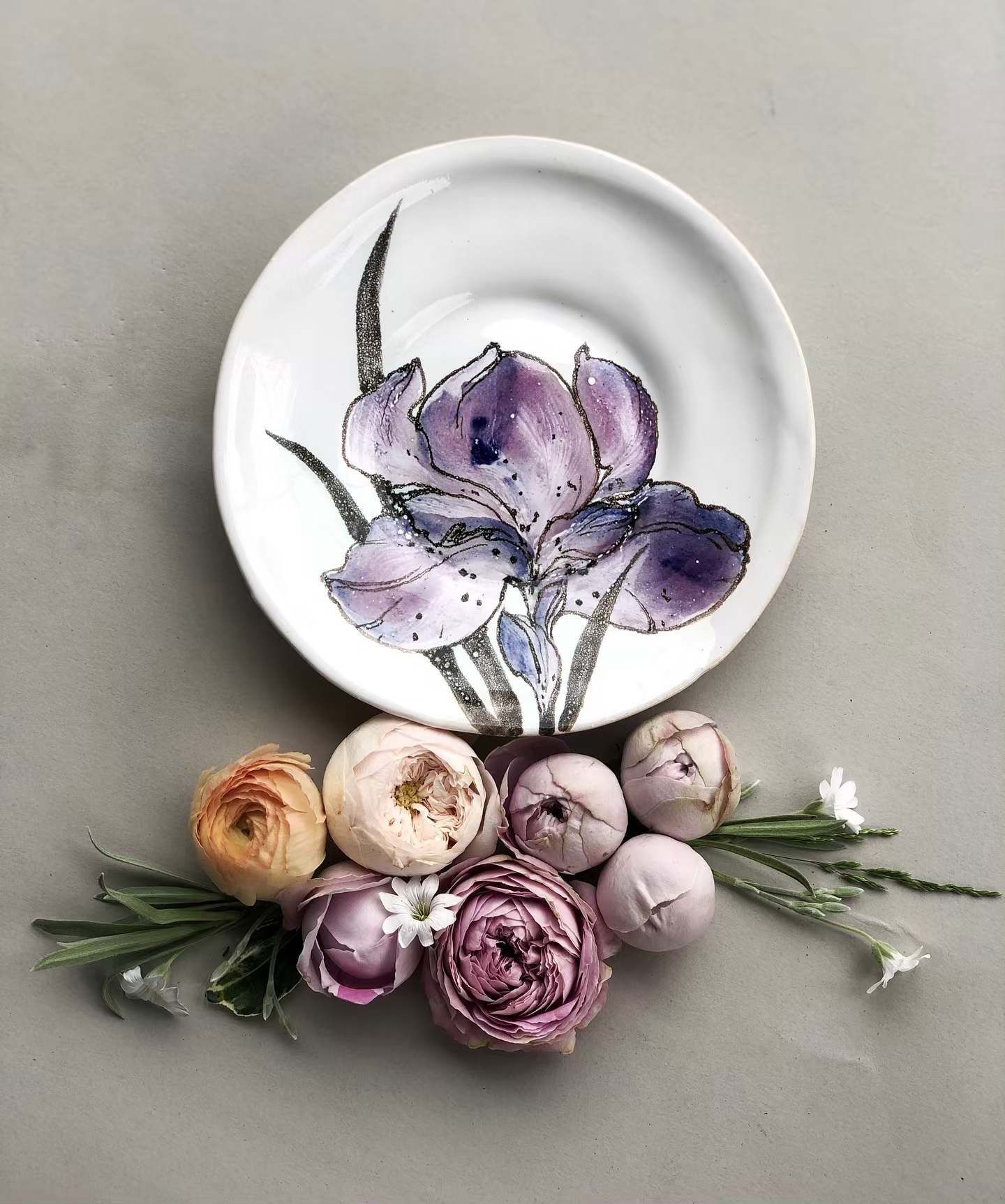 Блюдечко з ірисом 16см.  #ірис #кераміка #розпис #квіти #airis #ceramics #pottery #potterydesign #craft #loveceramic #plate — Блюдця ручної роботи ручної роботи, майстерня Jane and Mery