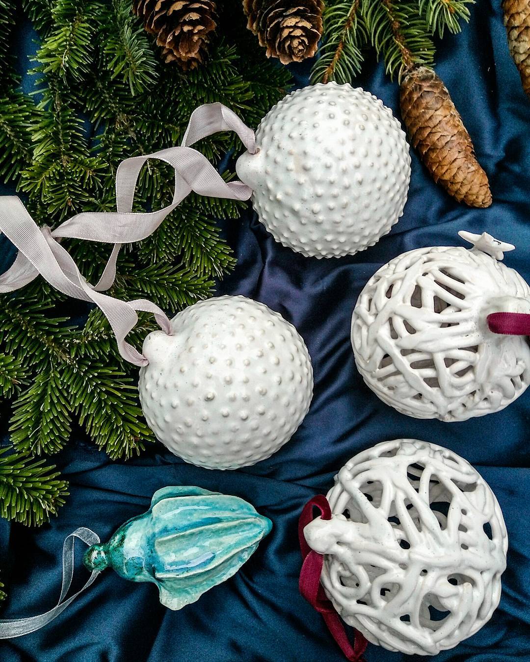 Новорічні кулі, для вашої ялиночки, або для декору. #ceramics #pottery #art #decor #decoration #newyeardecoration #white #craft #handmade #cristmas #кераміка #кулі #декор #декордлядома #новорічнийдекор #арт #ручнаяработа #купуйукраїнське — авторський виріб ручної роботи з гутного скла / порцеляни, майстерня Jane and Mery