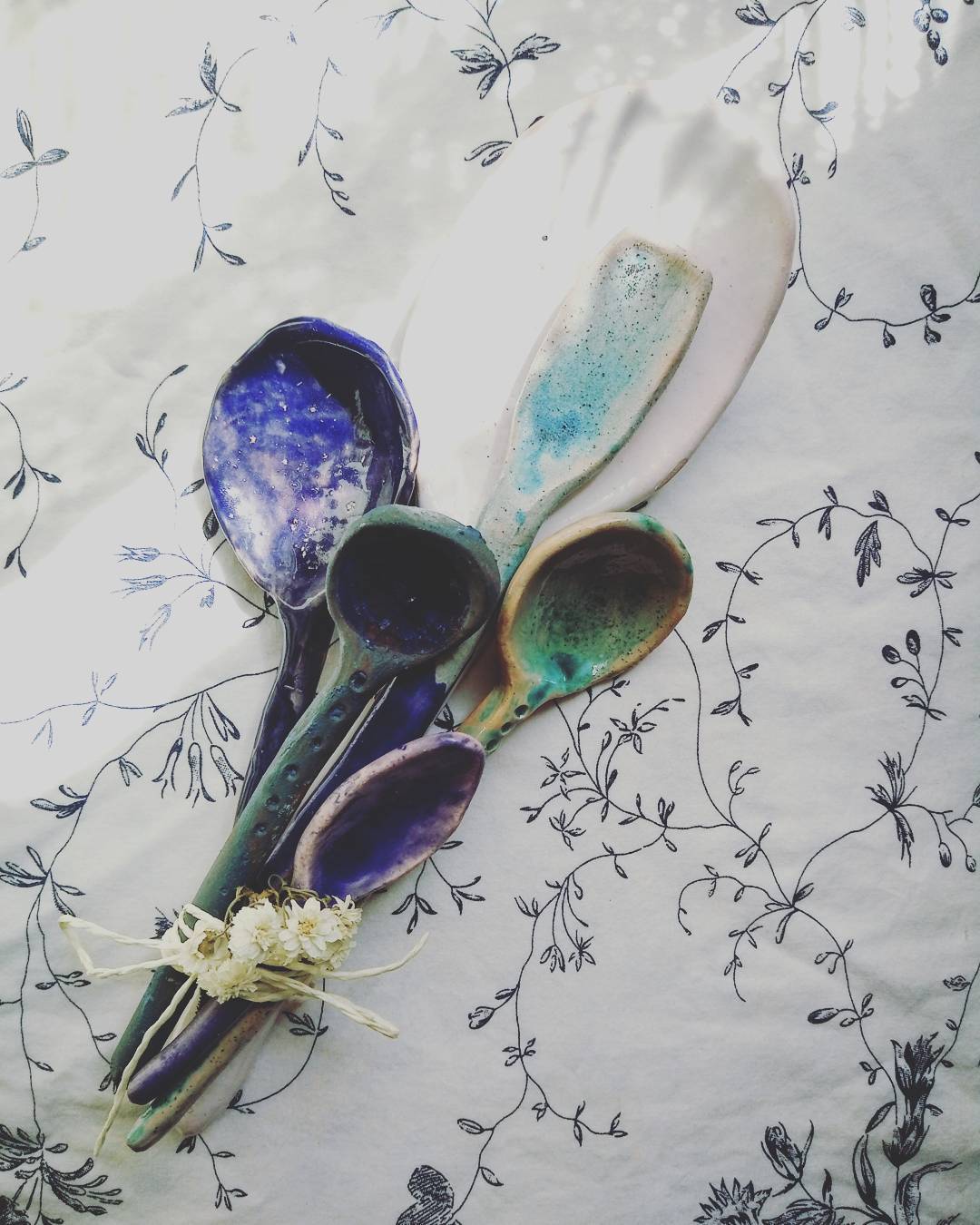 Ложечки#ceramics #clay #pottery #spoon #spoons #ceramicspoon #ceramicspoons #kitchen #art #decor #home #madeinukraine #janeandmery #homesweethome #homedecor #handmade #handceramics #craft #кераміка #глина #посуд #ложечки #ложки #декор #декордлядома #арт #ручналіпка #купуйукраїнське — авторський виріб ручної роботи з гутного скла / порцеляни, майстерня Jane and Mery