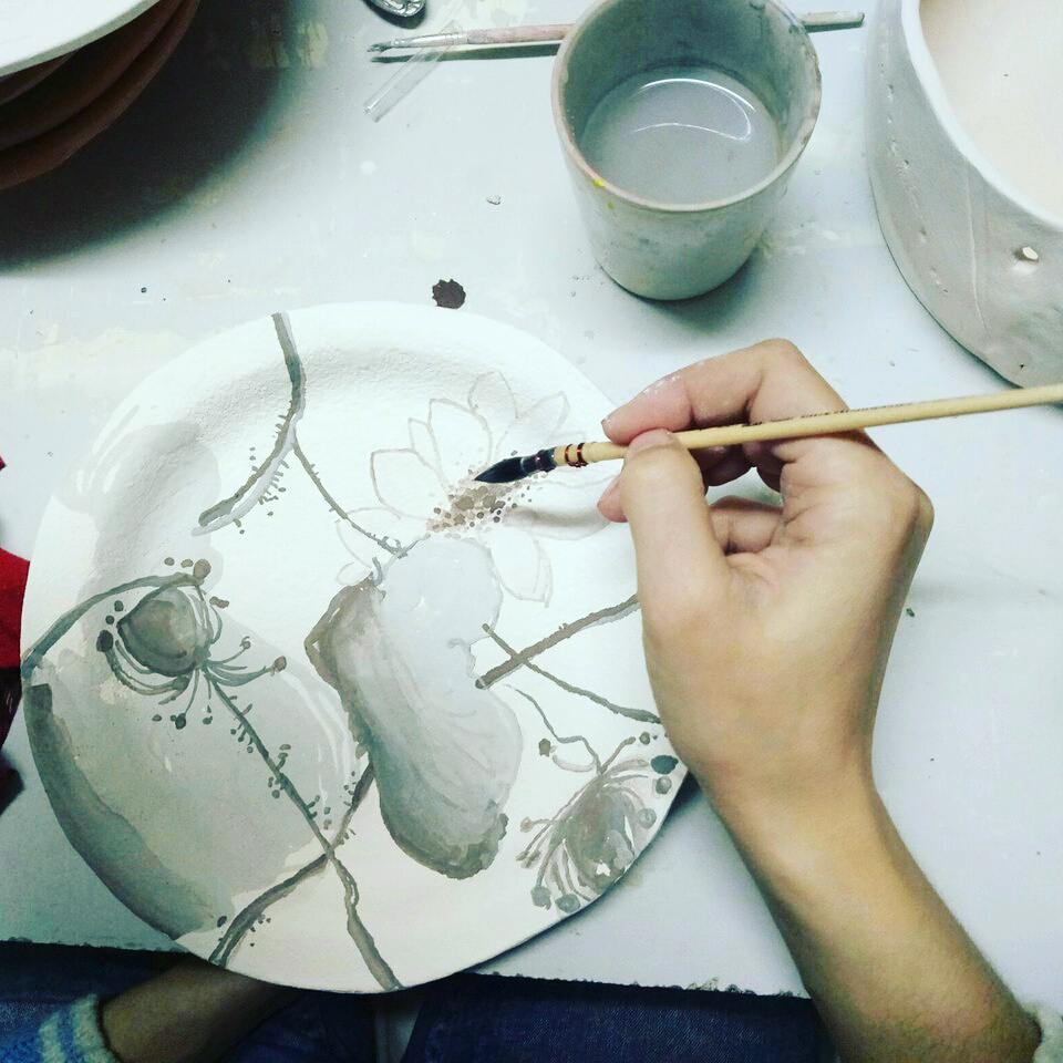 Скоро буде нове#ceramics #clay #pottery #art #instapottery #craft #handmade #hand #handceramics #janeandmery #home #homesweethome #homedecor #madeinukraine #loveceramic #table #plate #kitchen #кераміка #процес #розпис #квіти #тарілки #арт #декор — авторський виріб ручної роботи з гутного скла / порцеляни, майстерня Jane and Mery