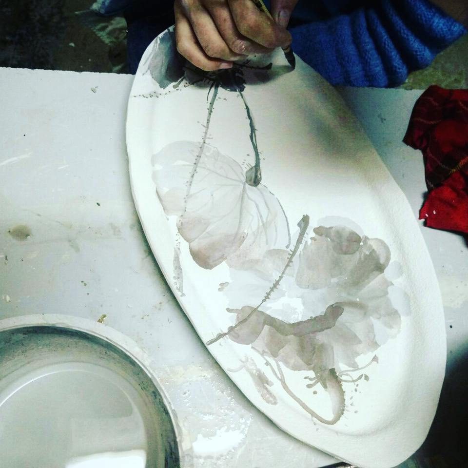 Скоро буде нове#ceramics #clay #pottery #art #instapottery #craft #handmade #hand #handceramics #janeandmery #home #homesweethome #homedecor #madeinukraine #loveceramic #table #plate #kitchen #кераміка #процес #розпис #квіти #тарілки #арт #декор — додатковий ракурс 2, ручна робота майстерні Jane and Mery