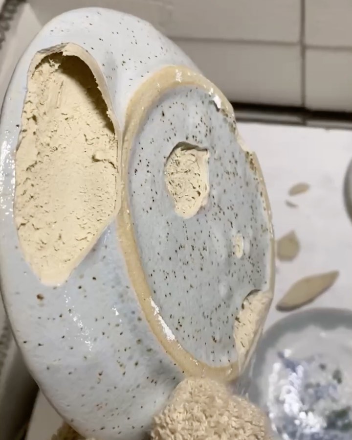 В голові зараз лише ця пісенька #ceramicprocess #ceramicvideo #pottery — авторський виріб ручної роботи з гутного скла / порцеляни, майстерня Jane and Mery