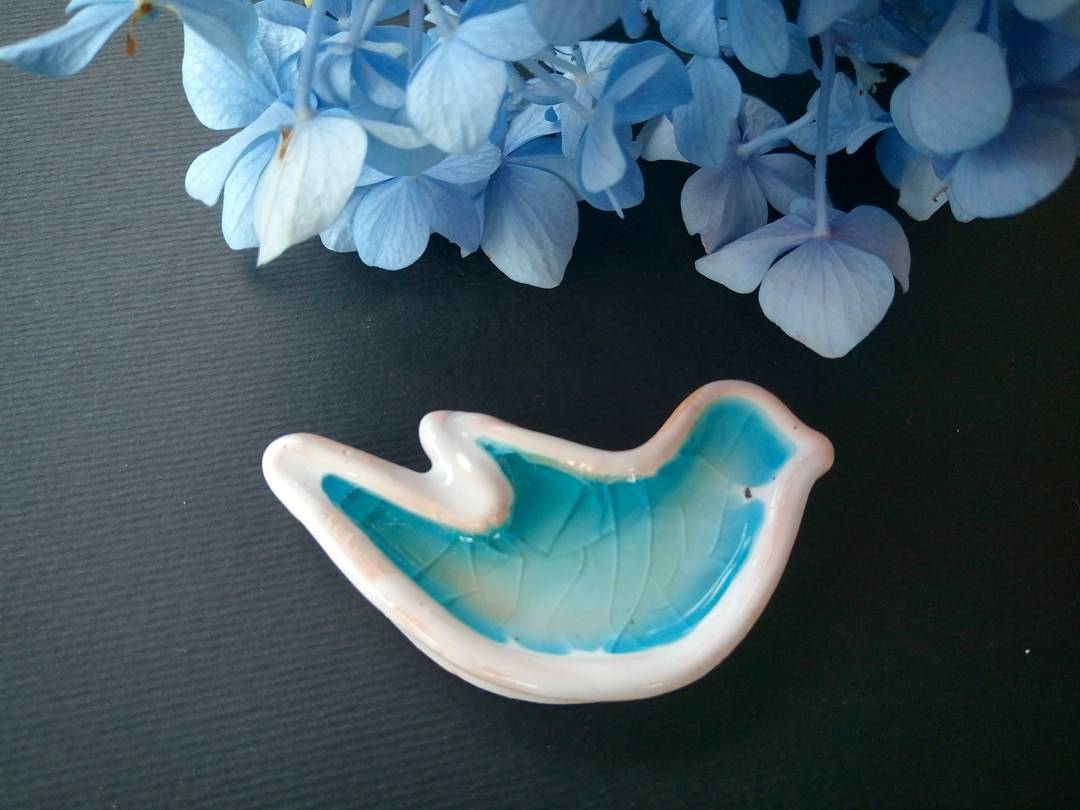 Брошка у формі пташки. #ceramics #clay #pottery #handmade #madeinukraine #janeandmery #bird #glass #flowers #gortenzia #brooch #jewerly #art #decor #кераміка #глина #арт #прикраси #пташка #брошка #украшенияручнойработы — авторський виріб ручної роботи з гутного скла / порцеляни, майстерня Jane and Mery