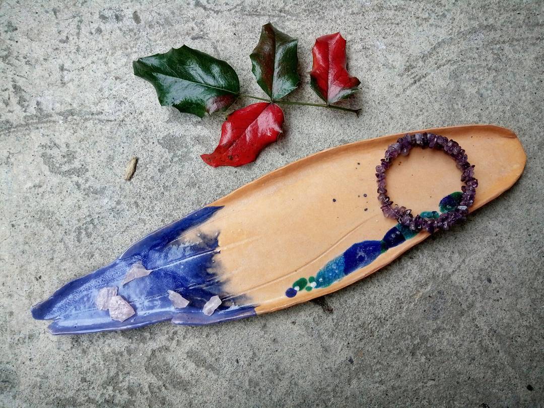Долонька для дрібничок. #ceramics #clay #pottery #art #janeahdmery #table #plate #handmade #hand #home #homesweethome #homedecor #decor #craft #madeinukraine #instapottery #loveceramic #кераміка #купуйукраїнське #подарок #долонька #декордлядома #декор #арт #ручнаяработа #тарілка — авторський виріб ручної роботи з гутного скла / порцеляни, майстерня Jane and Mery