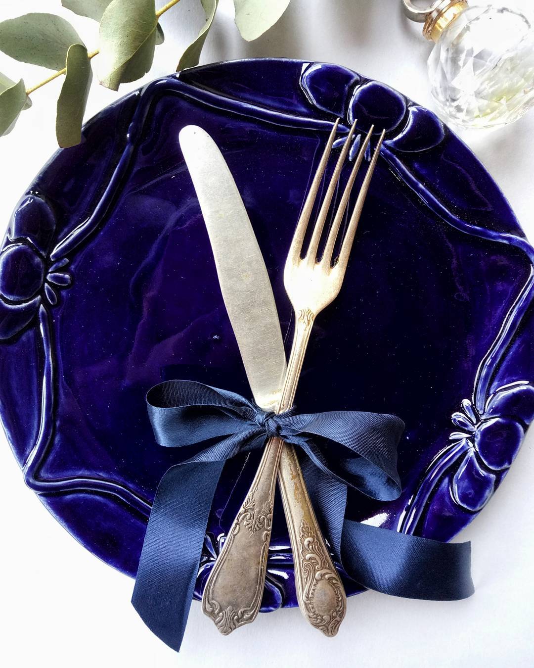 Тарілка з фактурою, 24 см.  #ceramictableware #ceramics #table #plate #cobalt #handmade #craft #potteryart #pottery #kitchen #art #decor #decoration #кераміка #тарілка #декор #арт #посуд #кобальт #синій — авторський виріб ручної роботи з гутного скла / порцеляни, майстерня Jane and Mery