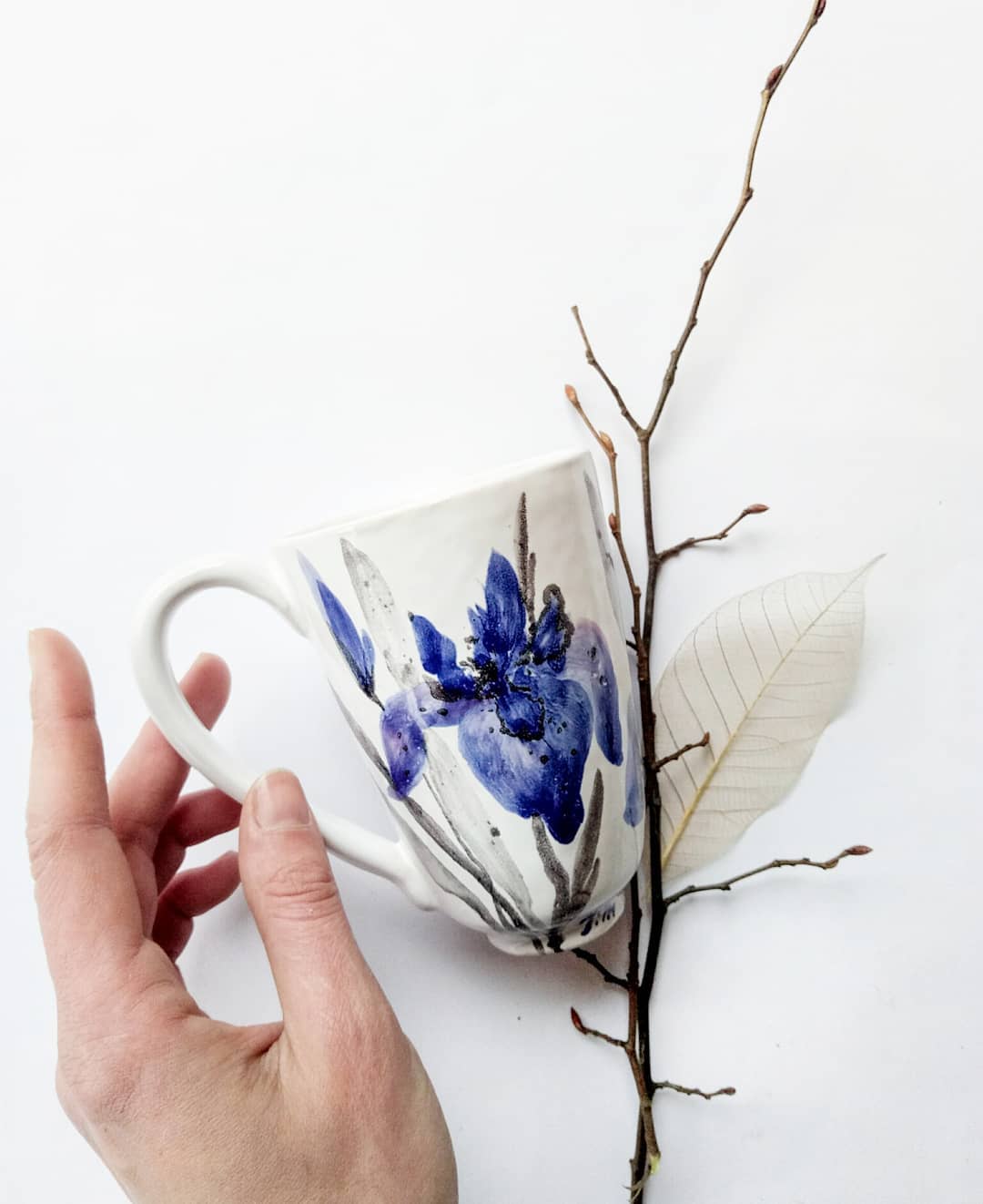 Горнятко ємністю 350мл.  #ceramics #potteryart #pottery #art #flowers #iris #cup #teacups #ceramicscup #craft #decor #decoration #кераміка #подарок #посуд #кружка #горнятко #чашка #розпись #ірис #квіти #арт #декор #ручнаяработа #купуйукраїнське — авторський виріб ручної роботи з гутного скла / порцеляни, майстерня Jane and Mery