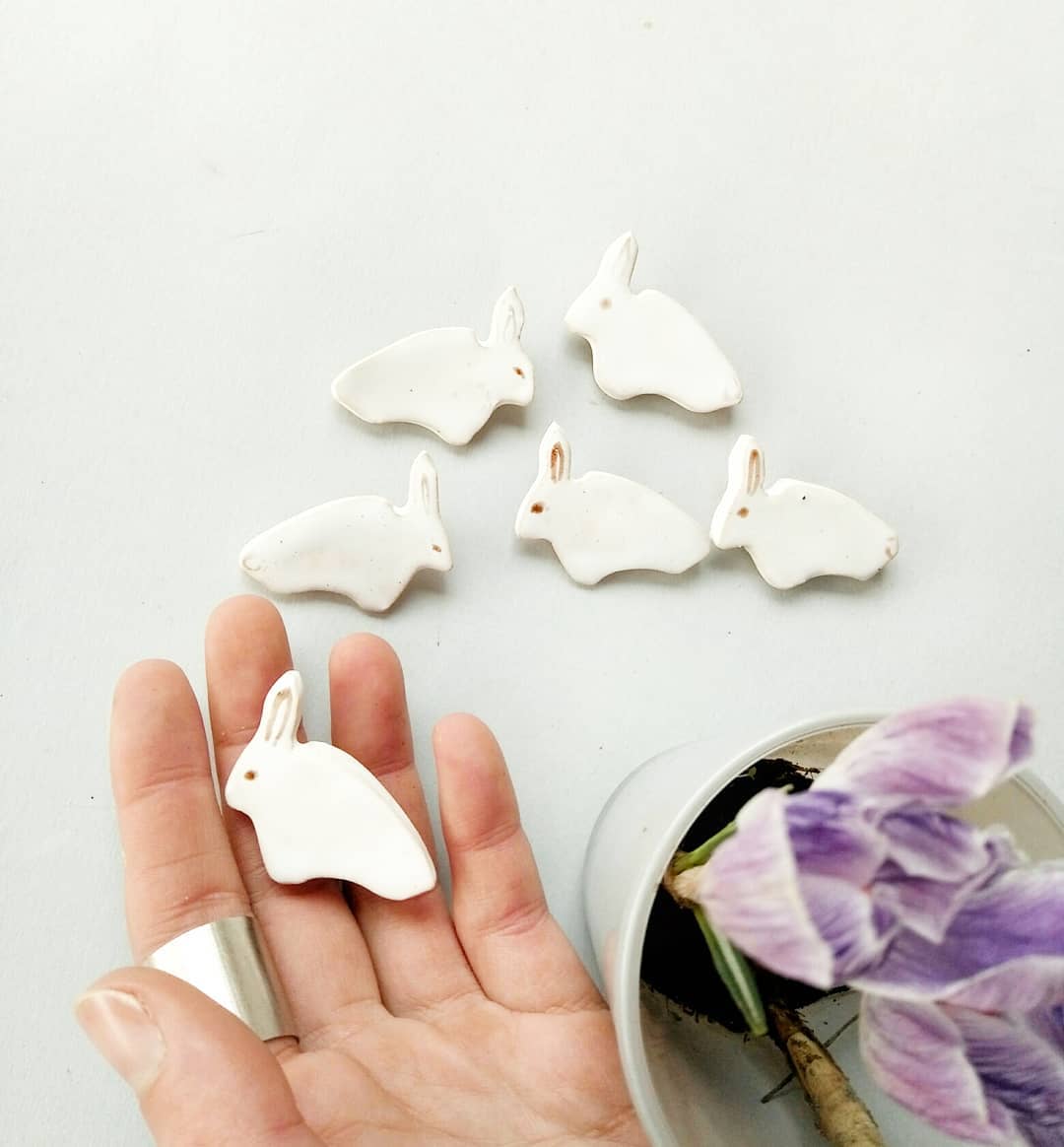 Брошки в наявності  #внаявності_jm #ceramics #potteryart #pottery #art #rabbits #handmade #craft #jewelry #кераміка #брошки #зайченята #сердечка #ручнаяработа #арт — авторський виріб ручної роботи з гутного скла / порцеляни, майстерня Jane and Mery