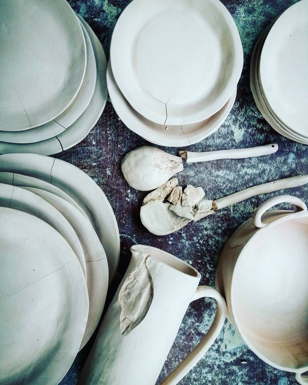 На жаль і таке буває ... #ceramics #clay #pottery #janeandmery #plate #table #кераміка #глина #процес #тарілки #посуд — авторський виріб ручної роботи з гутного скла / порцеляни, майстерня Jane and Mery