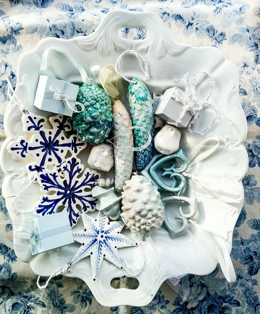 Новорічний декор #ceramics #decor #ceramicsdecor #pottery #art #homedecor #newyear #newyeardecoration #cristmas #craft #clay #snowflake #кераміка #декор #декордлядома #новорічнийдекор #новогоднийдекор #снежинки #сніжинки #ручнаяработа #купуйукраїнське — авторський виріб ручної роботи з гутного скла / порцеляни, майстерня Jane and Mery