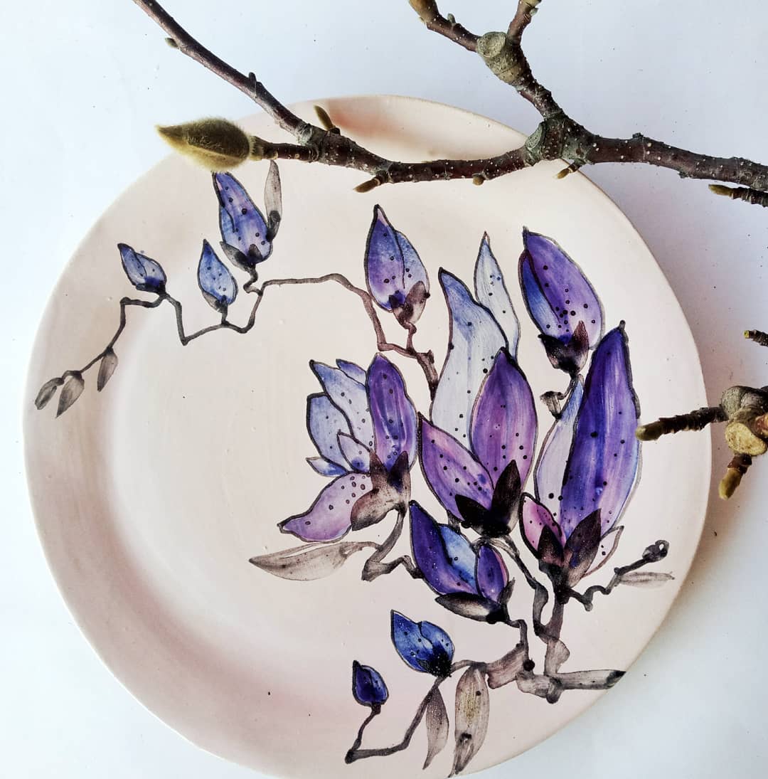 Тарілка з магноліями,  фон нюдовий, розмір 23см.  #ceramictableware #ceramics #potteryart #pottery #art #craft #clay #magnolia #table #plate #кераміка #тарілка #магнолия #розпись #декор #арт #посуд — авторський виріб ручної роботи з гутного скла / порцеляни, майстерня Jane and Mery