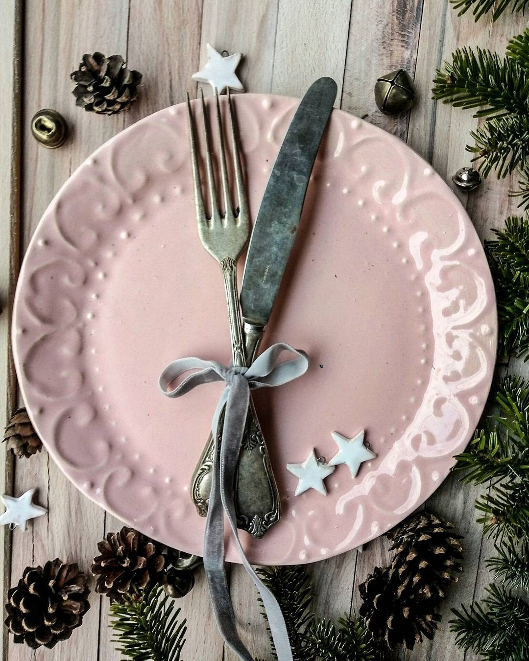 Розмір 24 см .#внаявності_jm #ceramictableware #ceramics #pottery #table #plate #art #decor #decoration #craft #handmade #madeinukraine #кераміка #посуд #тарілка #фактура #арт #декордлядома #декор #ручнаяработа #купуйукраїнське — авторський виріб ручної роботи з гутного скла / порцеляни, майстерня Jane and Mery