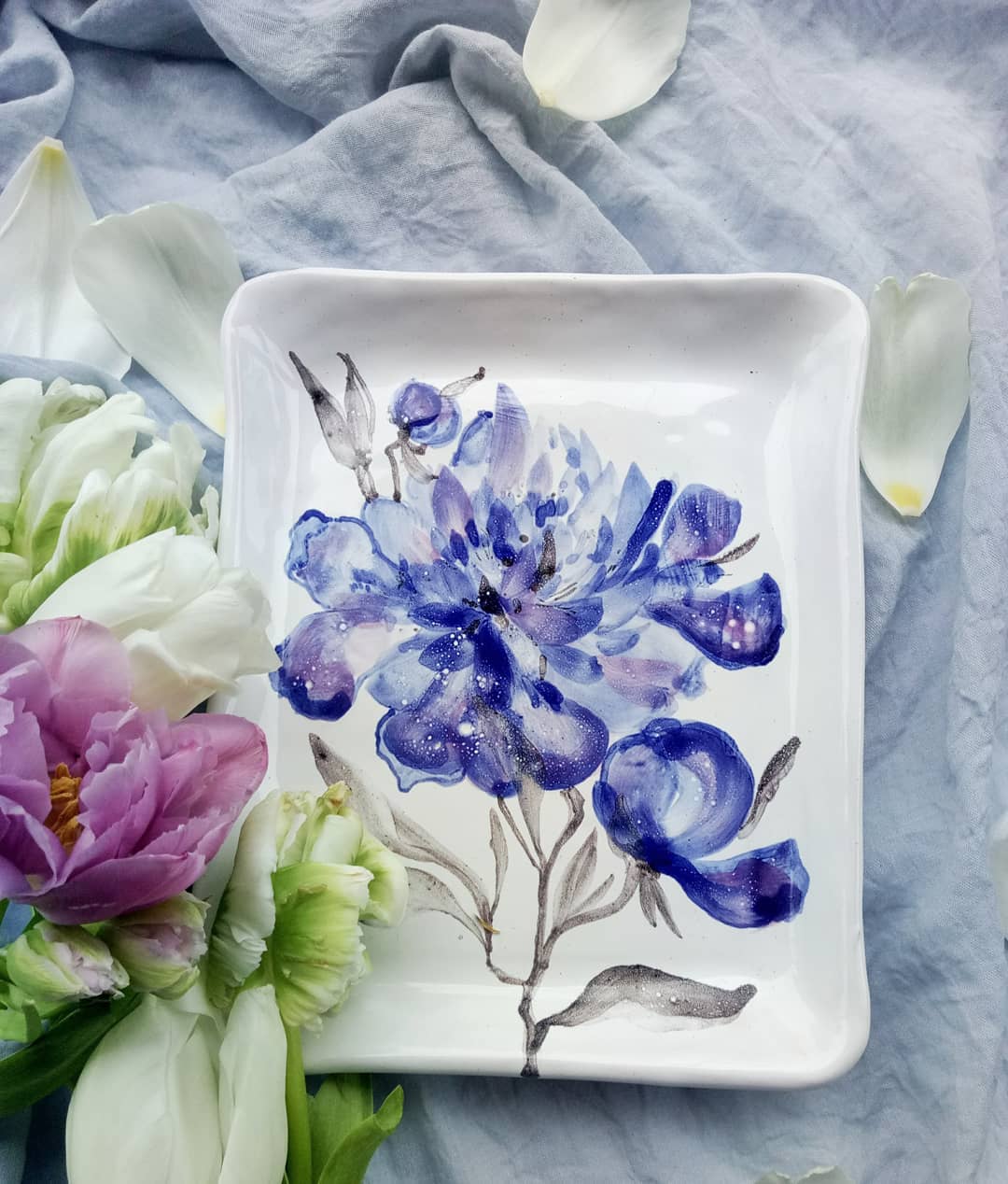 Тарілка з піоном,  розмір 18×22.  #ceramictableware #ceramics #potteryart #pottery #art #picture #pion #flowers #spring #loveceramic #instapottery #handmade #craft #table #plate #кераміка #тарілка #ручнаяработа #піони #тюльпан #весна #квіти #глина #розпис — авторський виріб ручної роботи з гутного скла / порцеляни, майстерня Jane and Mery