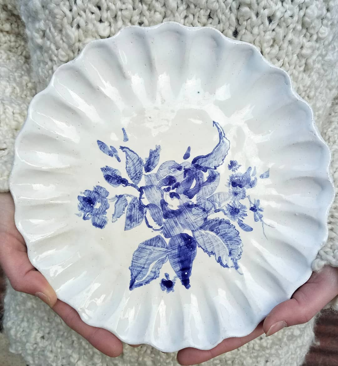 Тарілка розміром 25 см.  #ceramictableware #ceramics #table #plate #art #decor #pottery #loveceramic #madeinukraine #present #craft #handmade #кераміка #тарілка #посуд #розпис #ручнаяработа #декордлядома #купуйукраїнське — авторський виріб ручної роботи з гутного скла / порцеляни, майстерня Jane and Mery