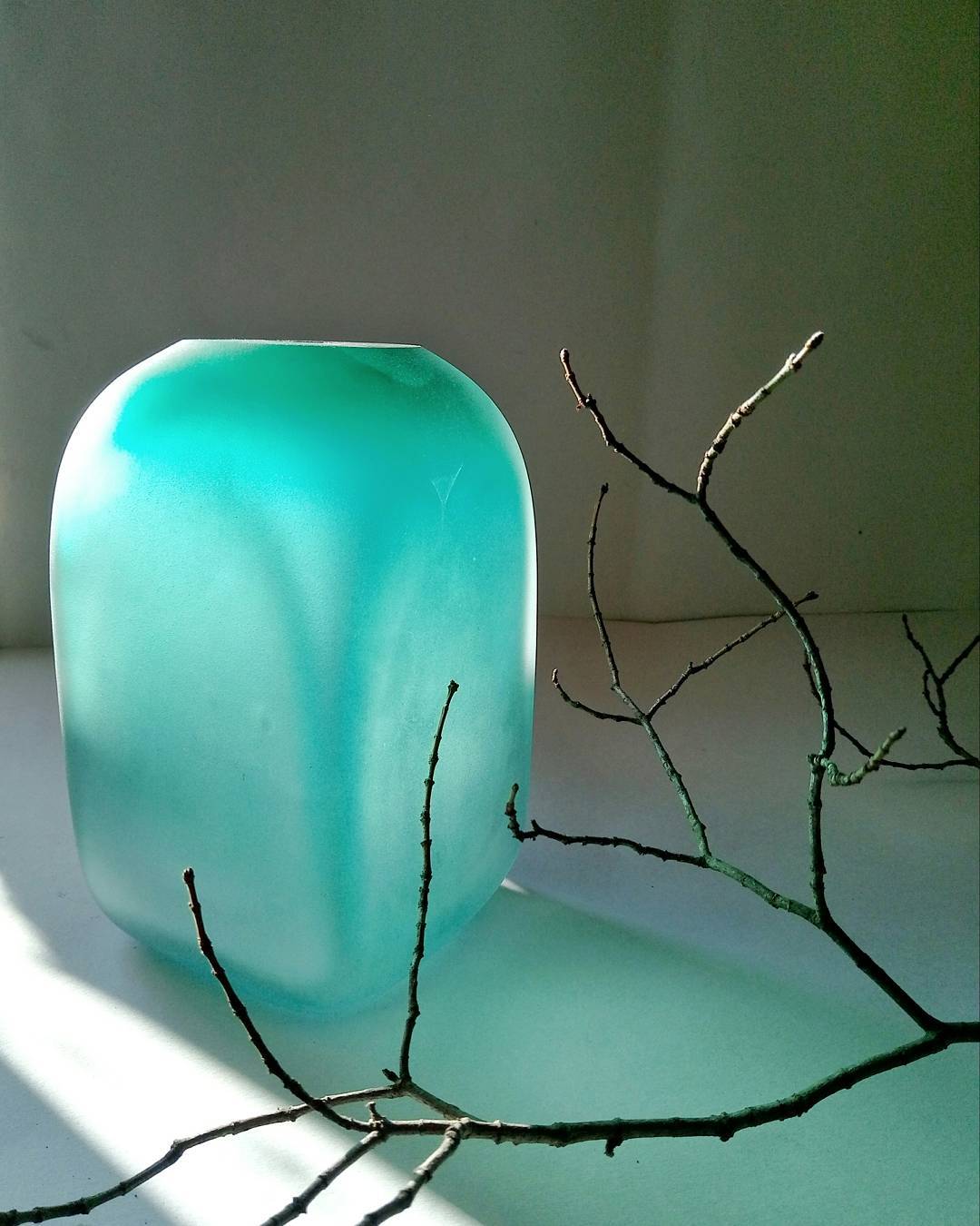 Ваза в техніці гутне скло.  #glassvase #glass #blownglass #vase #green #art #decor #homesweethome #homedecor #craft #handmade #ваза #гутнескло #скло #стекляннаяваза #стекло #ручнаяработа #декор #декордлядома #арт — авторський виріб ручної роботи з гутного скла / порцеляни, майстерня Jane and Mery
