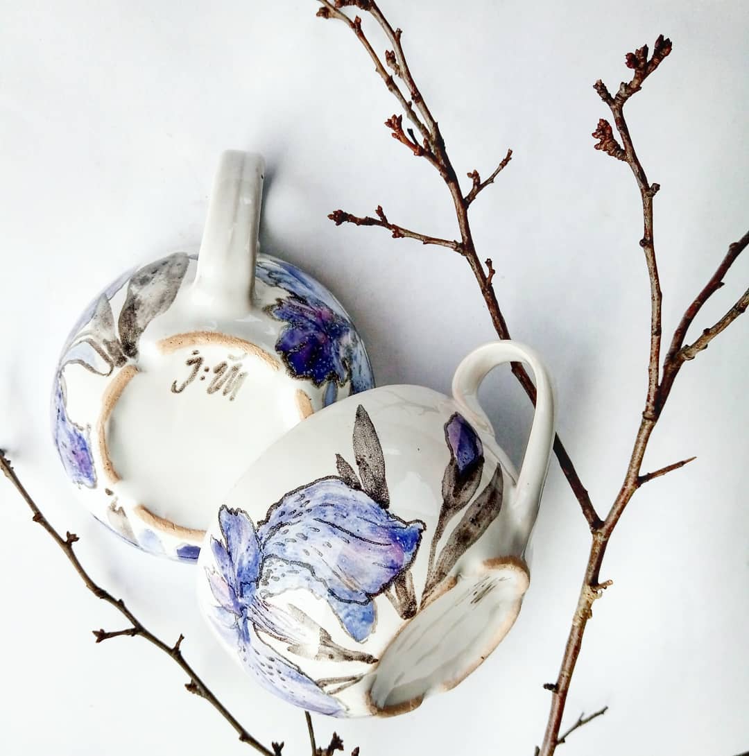 Горнятка з ірисом ємністю 200мл. #ceramics #potteryart #pottery #art #decor #decoration #cup #cups #clay #iris #handmade #craft #кераміка #чашки #горнятка #кружки #ірис #розпис #арт #декор — авторський виріб ручної роботи з гутного скла / порцеляни, майстерня Jane and Mery