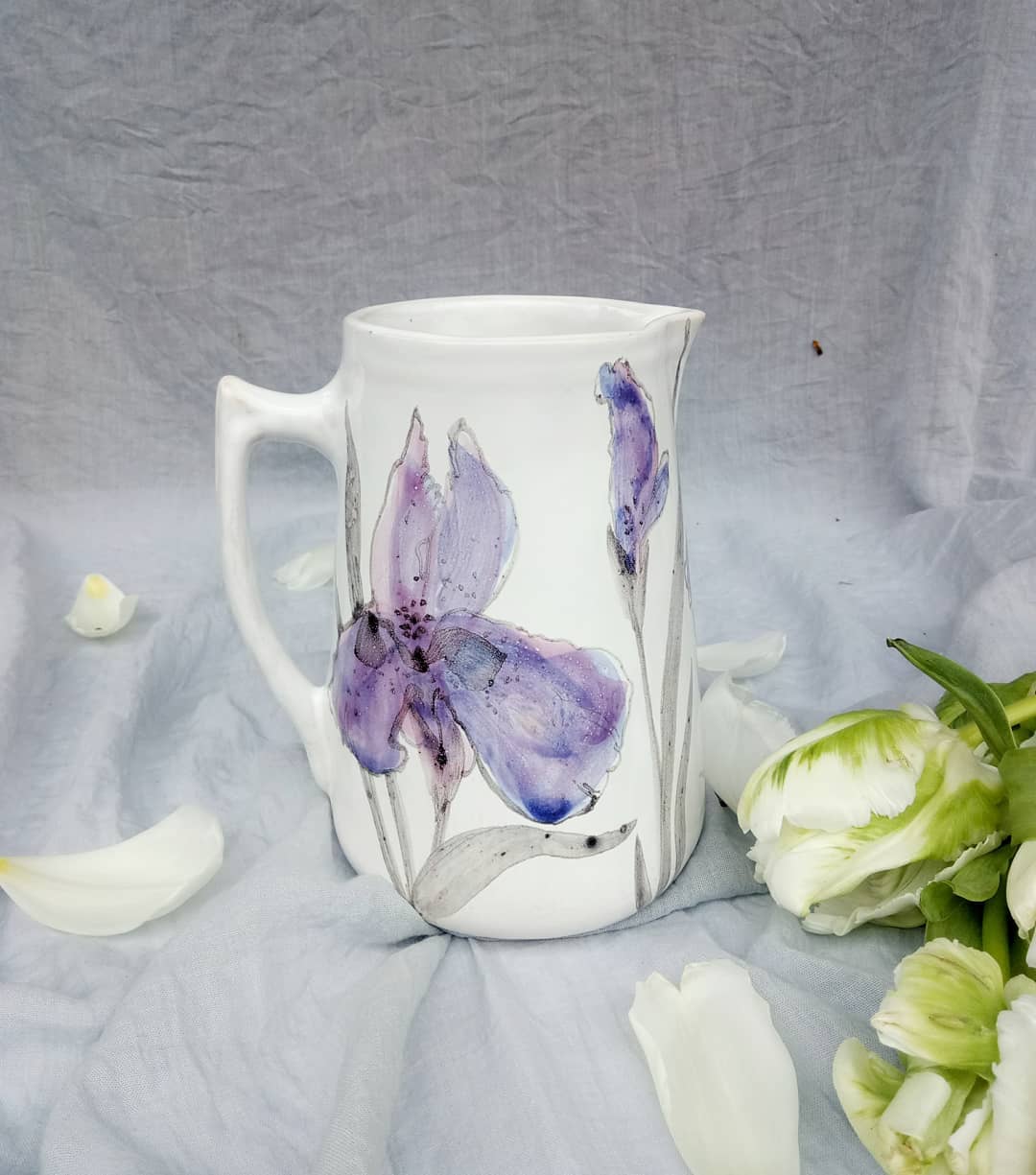Графін з ірисами,  висота 17см. Ємність близько 1л.  #ceramics #potteryart #pottery #art #handmade #craft #decor #iris #loveceramics #кераміка #графін #розпись #ірис #арт — авторський виріб ручної роботи з гутного скла / порцеляни, майстерня Jane and Mery