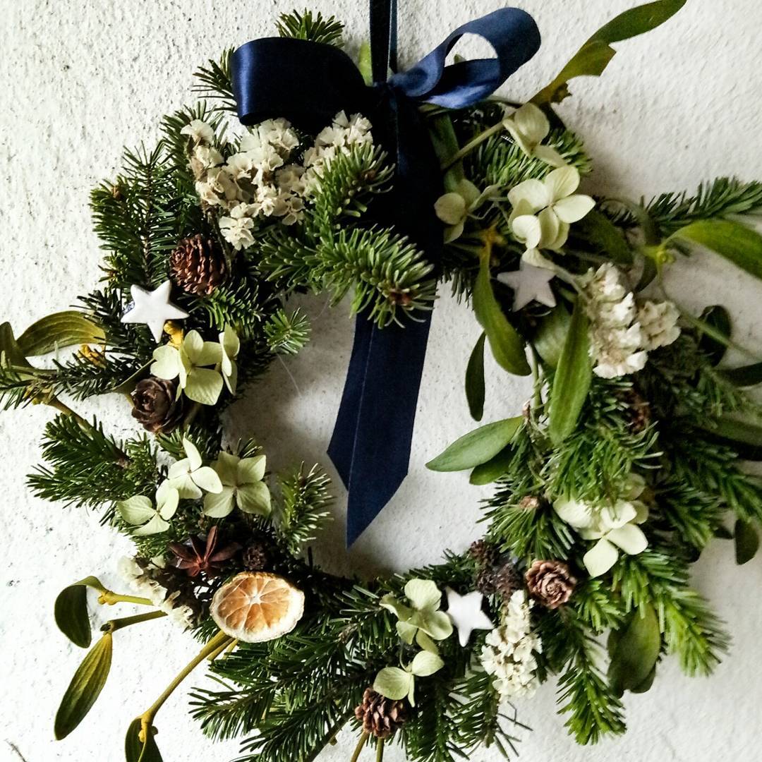 Залиш ялинку в лісі #newyear #newyeardecoration #decor #decoration #craft #cristmas #wreath #cristmaswreath #wreathdoor #handmade #cristmastree #omela #новорічнийдекор #новогоднийдекор #декор #декордлядома #вінокноворічний #різдво — авторський виріб ручної роботи з гутного скла / порцеляни, майстерня Jane and Mery