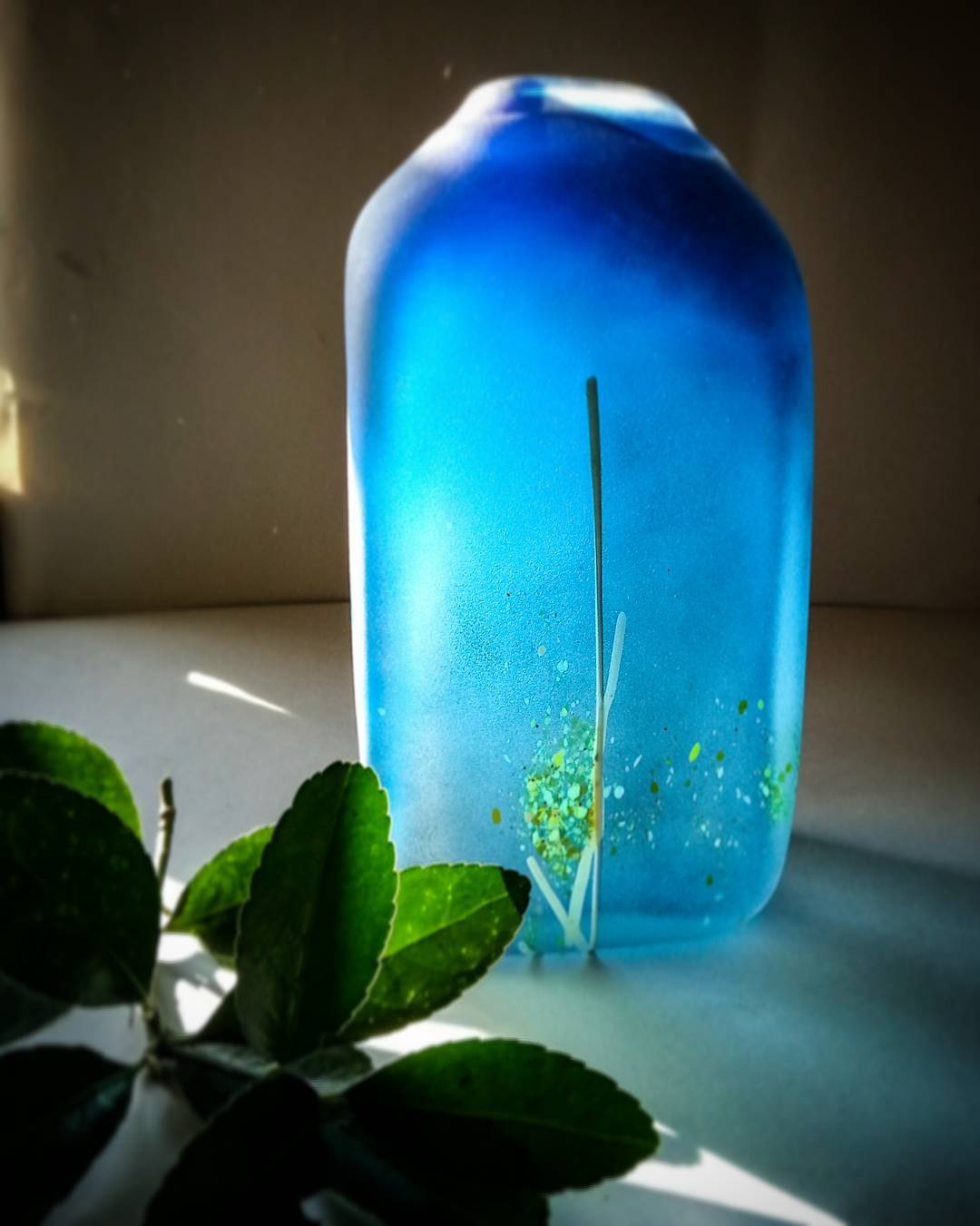 Продана  #blownglass #glassvase #glass #vase #blue #decor #decoration #handmade #homedecor #craft #madeinukraine #гутнескло #гута #арт #декор #декордлядома #ваза #скло #стекляннаяваза #стекло #ручнаяработа9 — авторський виріб ручної роботи з гутного скла / порцеляни, майстерня Jane and Mery