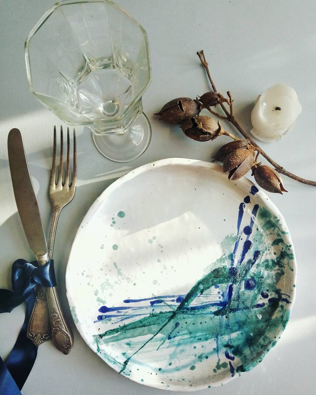Розмір 22 см. #ceramics #pottery #janeahdmery #plate #table #kitchen #craft #handmade #craft #homesweethome #homedecor #decor #art #madeinukraine #loveceramic #instapottery #кераміка #ручнаяработа #тарілка #посуда #дизайн #декордлядома #декор #арт #купуйукраїнське — авторський виріб ручної роботи з гутного скла / порцеляни, майстерня Jane and Mery