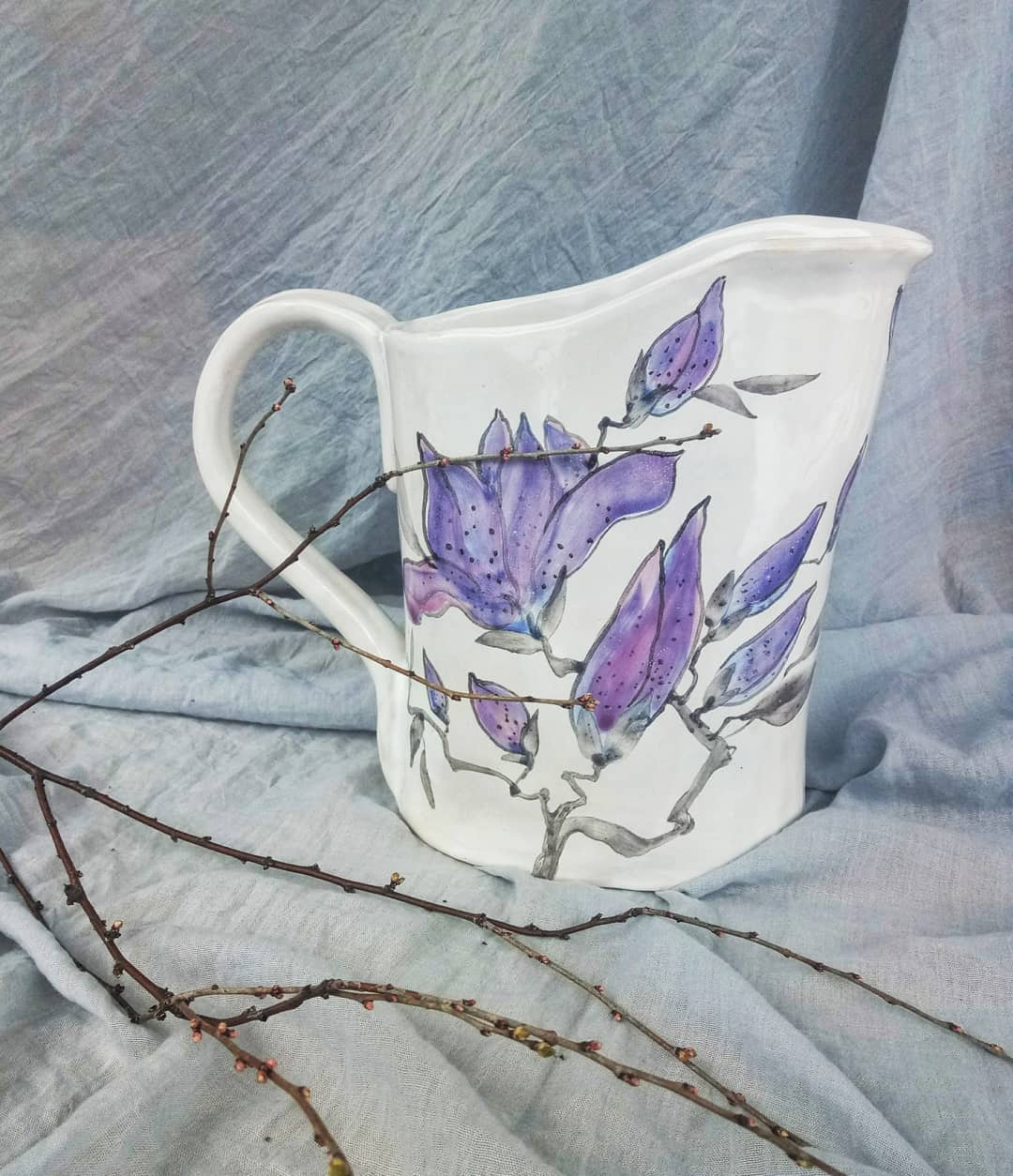 Графін ємністю близько 1,600. #ceramics #potteryart #pottery #art #magnolia #craft #clay #handmade #homesweethome #flowers #spring #decoration #art #loveceramic #кераміка #посуд #графін #розпис #магнолия #квіти #весна #ручнаяработа #декор #арт — авторський виріб ручної роботи з гутного скла / порцеляни, майстерня Jane and Mery